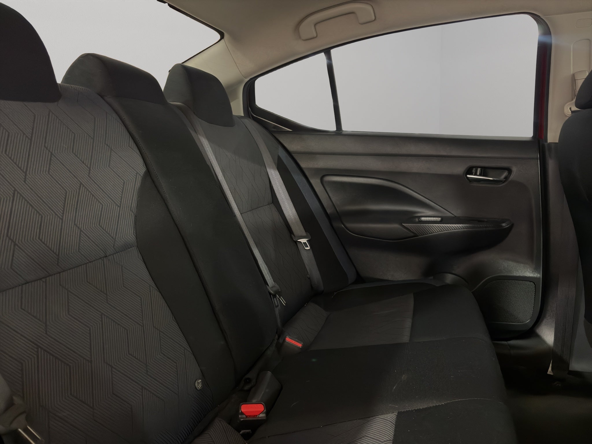 2024 Nissan Versa 4 pts. Advance, TM5, a/ac., f. niebla, RA-16