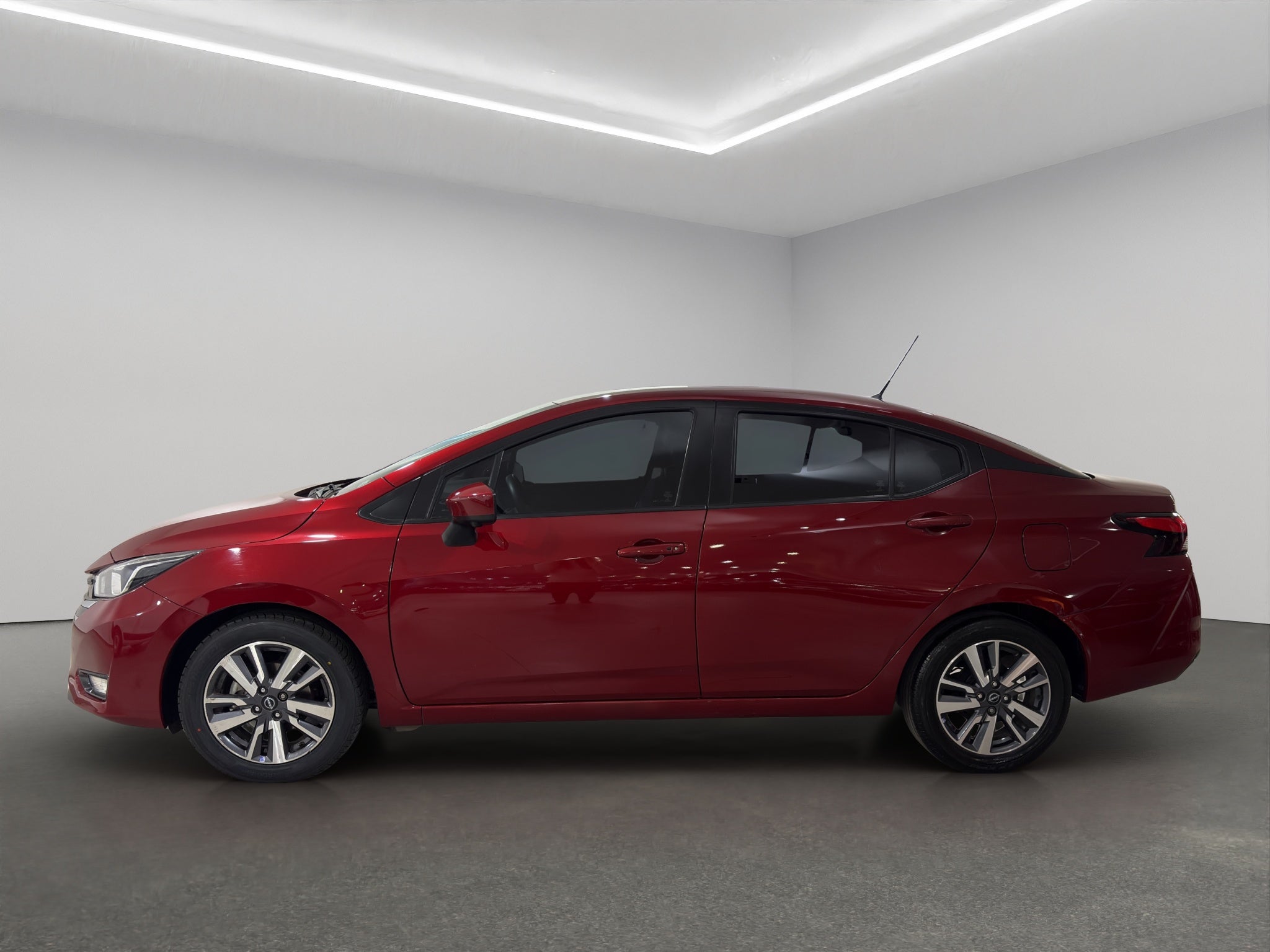 2024 Nissan Versa 4 pts. Advance, TM5, a/ac., f. niebla, RA-16