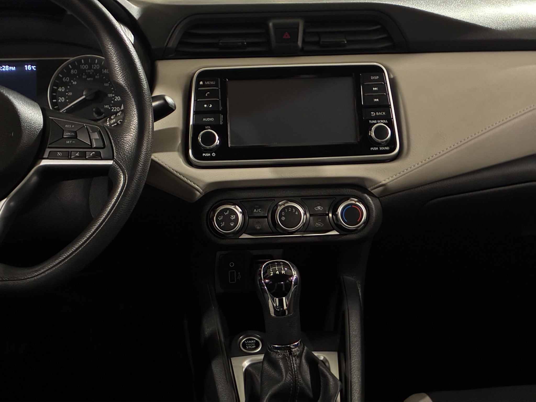 2021 Nissan Versa 4 pts. Advance, TM5, a/ac., VE, f. niebla, RA-16