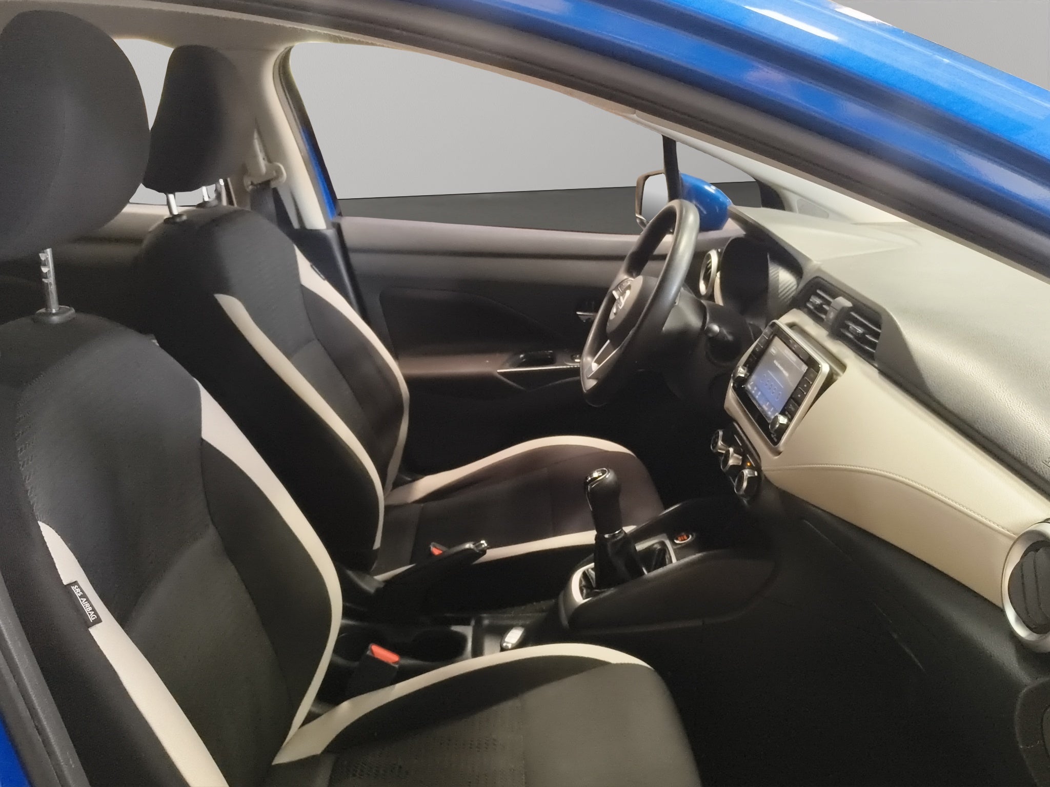 2022 Nissan Versa 4 pts. Advance, TM5, a/ac., VE, f. niebla, RA-16 (línea anterior)