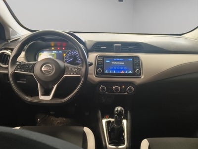 2022 Nissan Versa 4 pts. Advance, TM5, a/ac., VE, f. niebla, RA-16 (línea anterior)