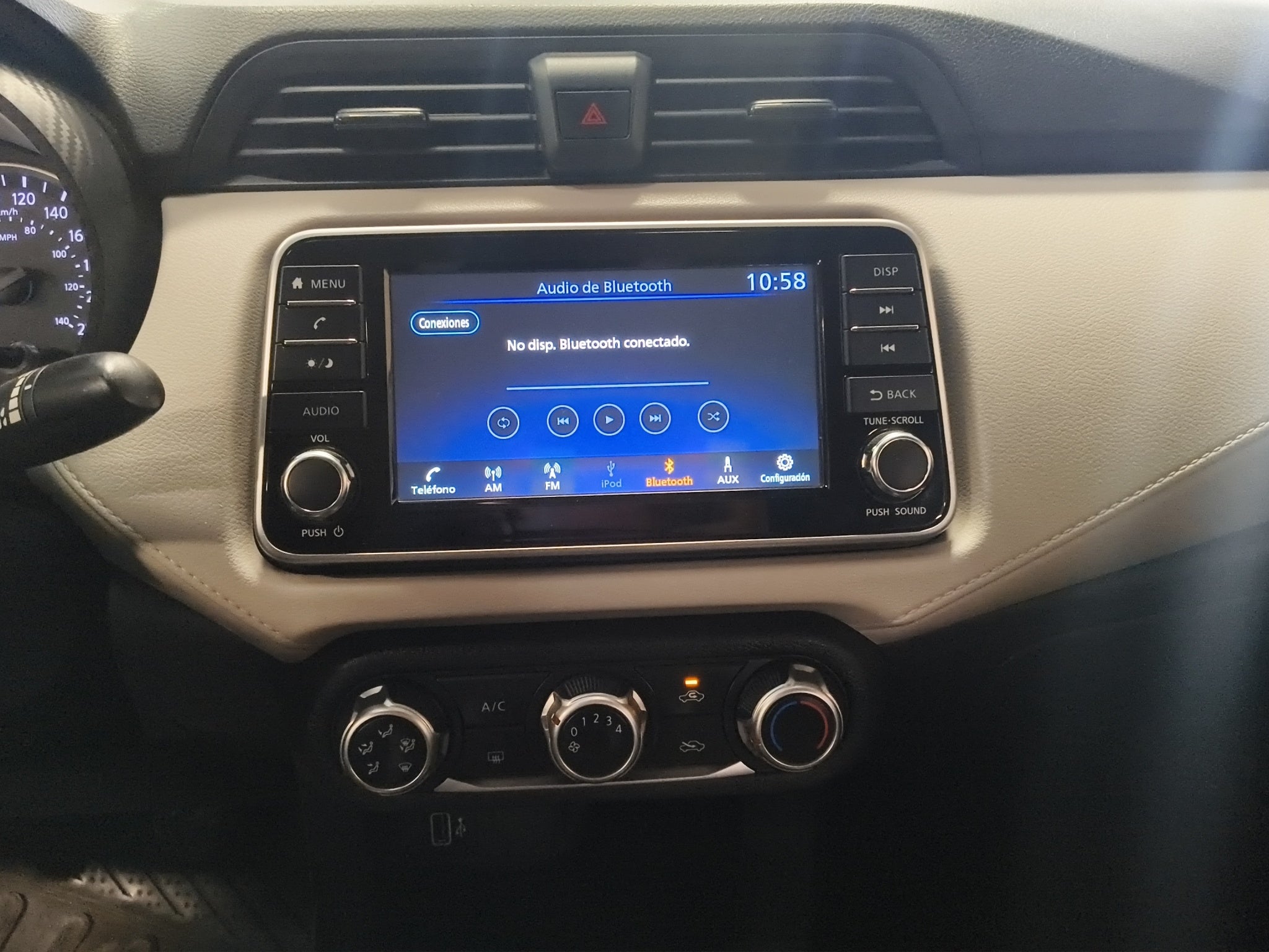 2022 Nissan Versa 4 pts. Advance, TM5, a/ac., VE, f. niebla, RA-16 (línea anterior)