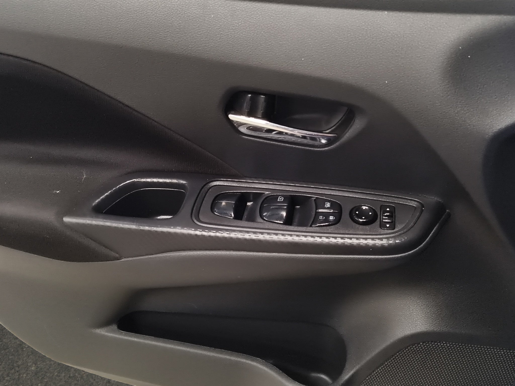 2022 Nissan Versa 4 pts. Advance, TM5, a/ac., VE, f. niebla, RA-16 (línea anterior)
