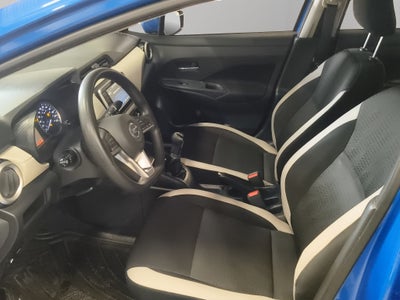 2022 Nissan Versa 4 pts. Advance, TM5, a/ac., VE, f. niebla, RA-16 (línea anterior)