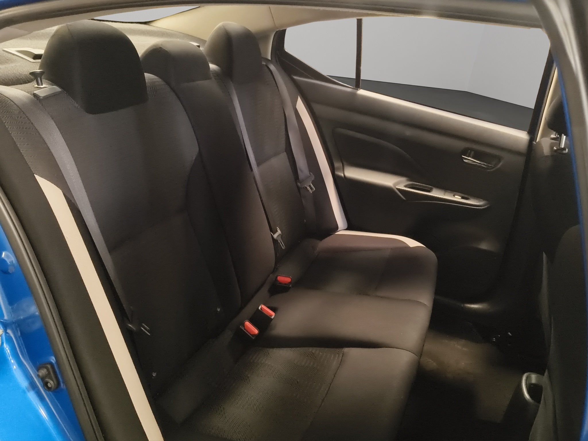 2022 Nissan Versa 4 pts. Advance, TM5, a/ac., VE, f. niebla, RA-16 (línea anterior)