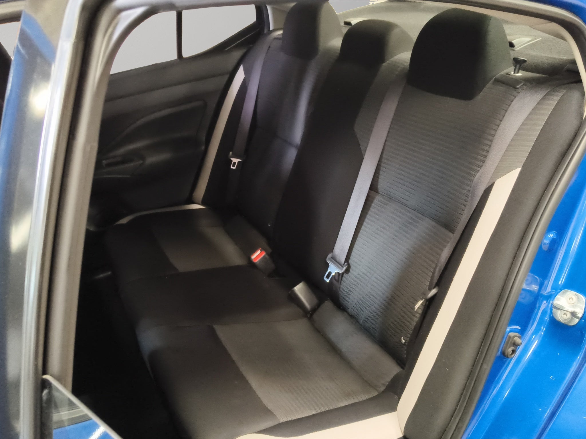 2022 Nissan Versa 4 pts. Advance, TM5, a/ac., VE, f. niebla, RA-16 (línea anterior)