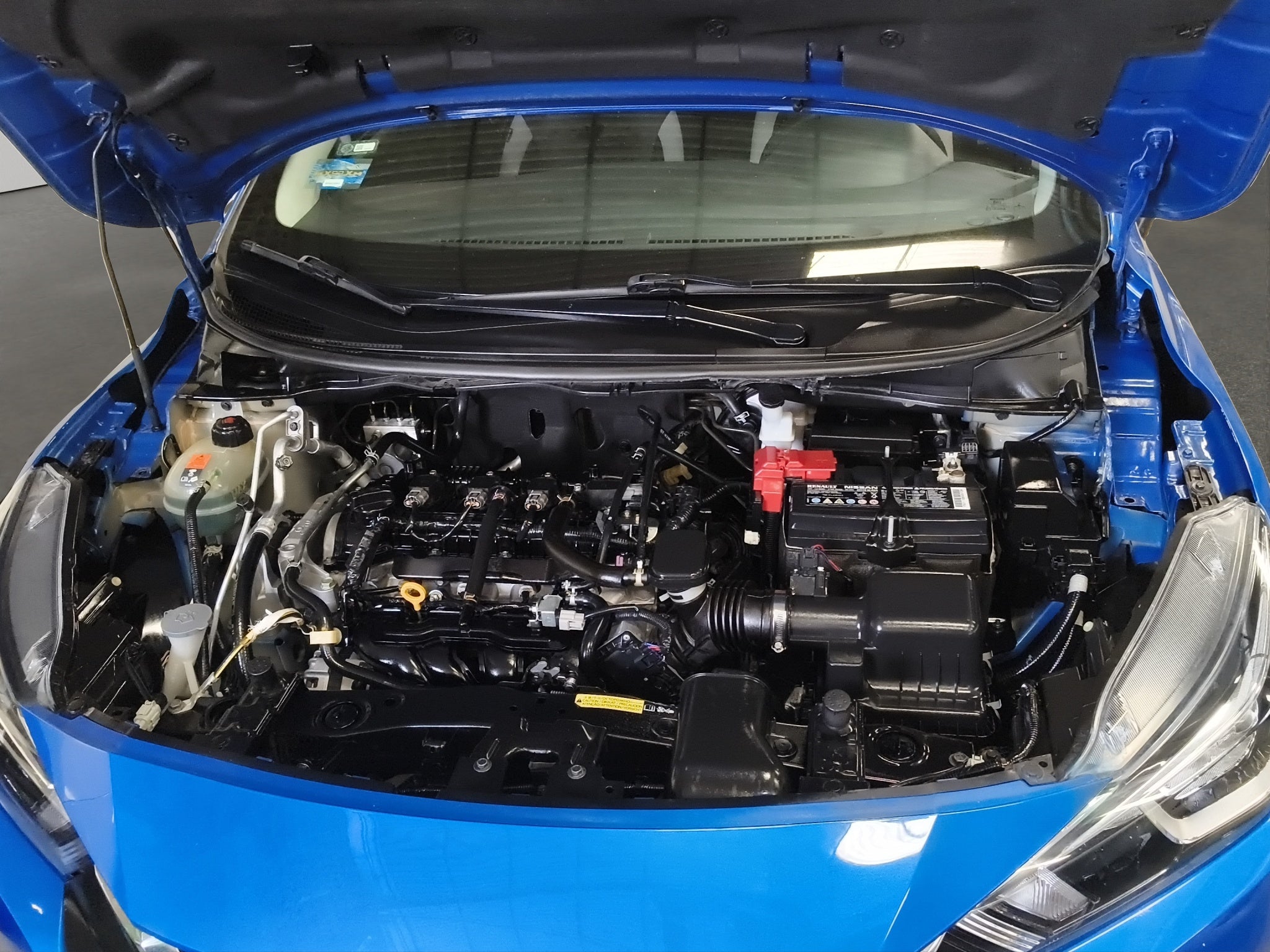 2022 Nissan Versa 4 pts. Advance, TM5, a/ac., VE, f. niebla, RA-16 (línea anterior)
