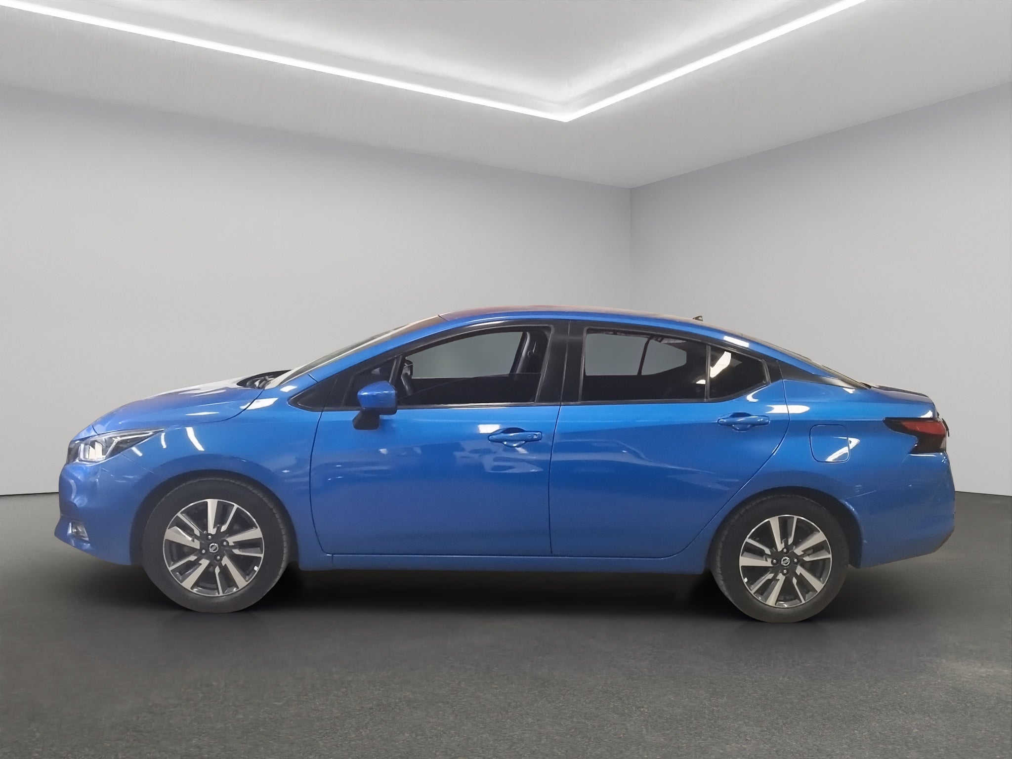 2022 Nissan Versa 4 pts. Advance, TM5, a/ac., VE, f. niebla, RA-16 (línea anterior)
