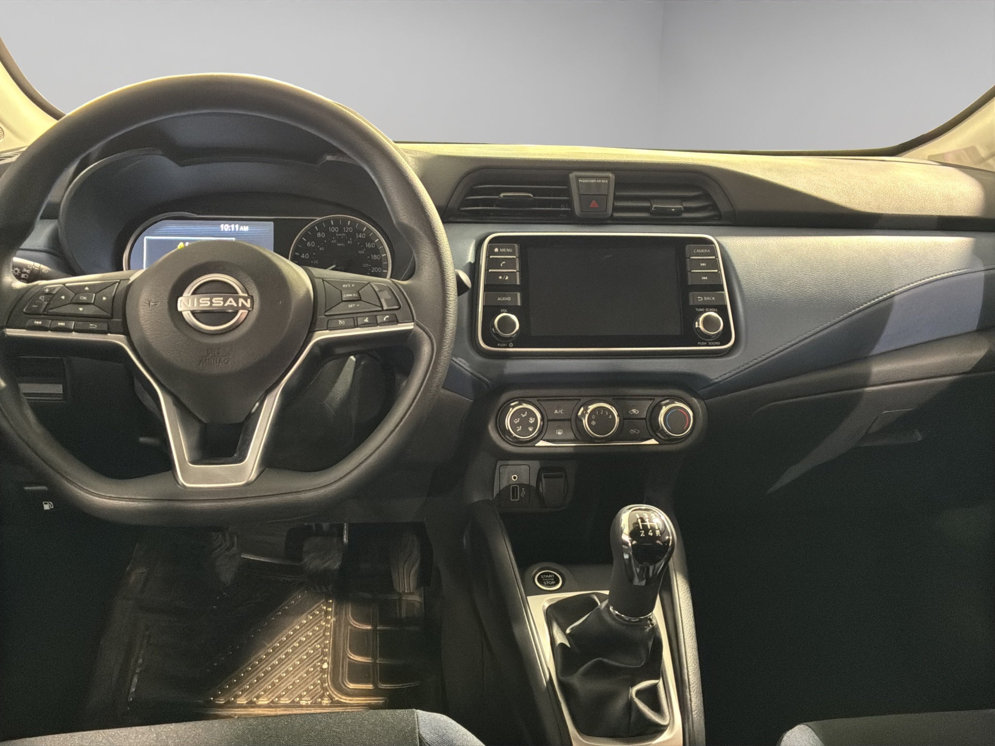 2025 Nissan Versa 4 pts. Advance, TM5, a/ac., f. niebla, RA-16 (línea anterior)