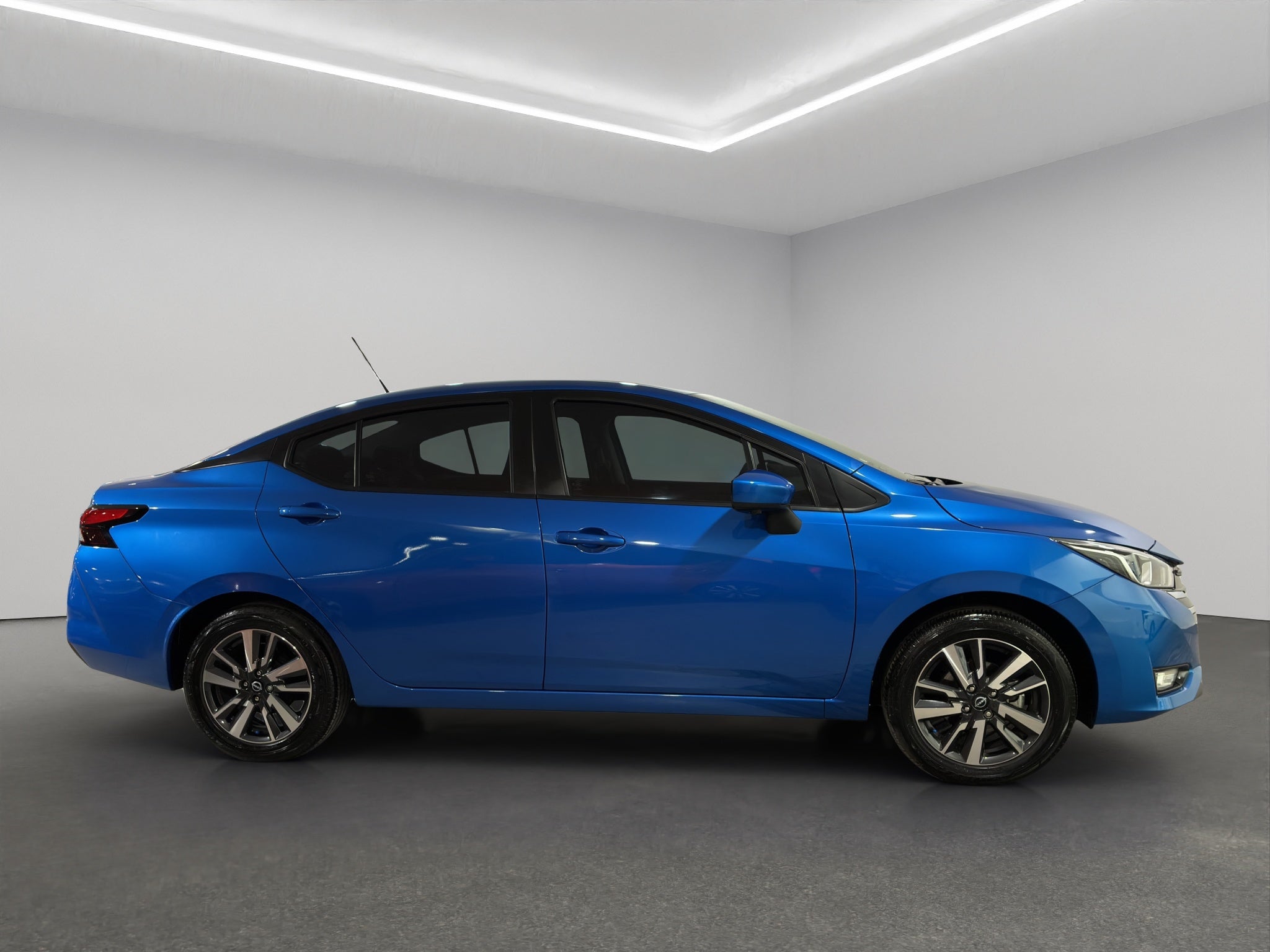 2025 Nissan Versa 4 pts. Advance, TM5, a/ac., f. niebla, RA-16 (línea anterior)