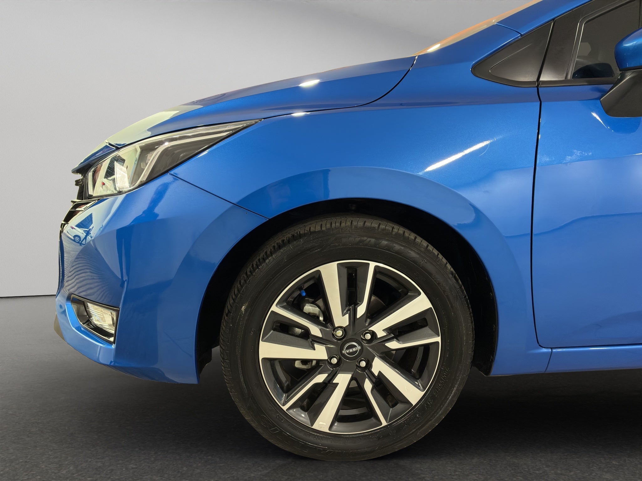 2025 Nissan Versa 4 pts. Advance, TM5, a/ac., f. niebla, RA-16 (línea anterior)