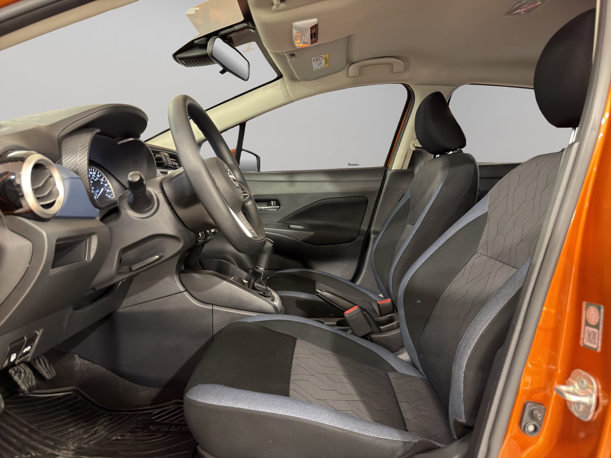 2024 Nissan Versa 4 pts. Advance, TM5, a/ac., f. niebla, RA-16