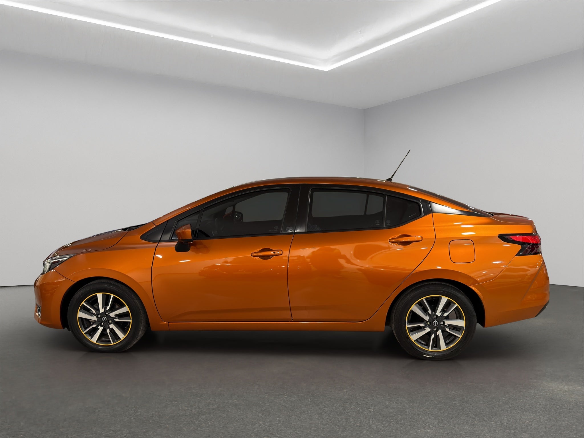 2024 Nissan Versa 4 pts. Advance, TM5, a/ac., f. niebla, RA-16