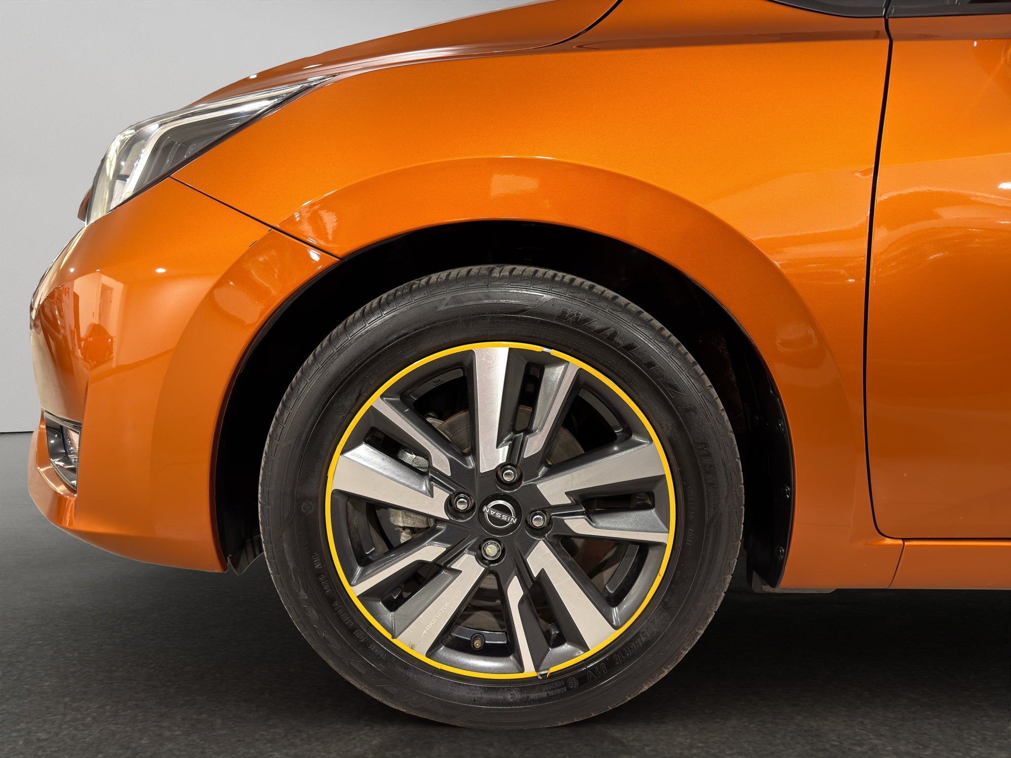 2024 Nissan Versa 4 pts. Advance, TM5, a/ac., f. niebla, RA-16