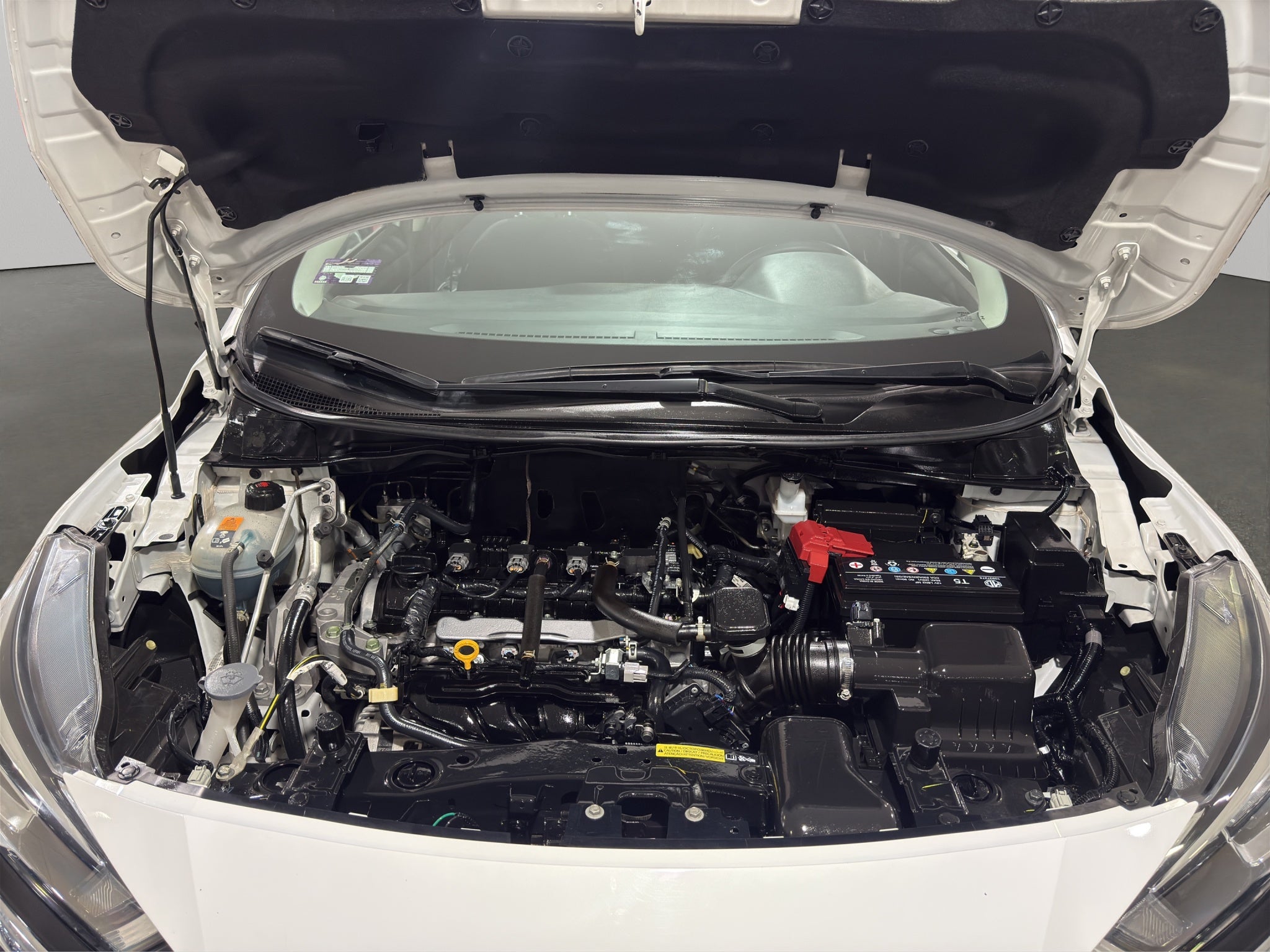 2024 Nissan Versa 4 pts. Sense, TM5, a/ac., R-15