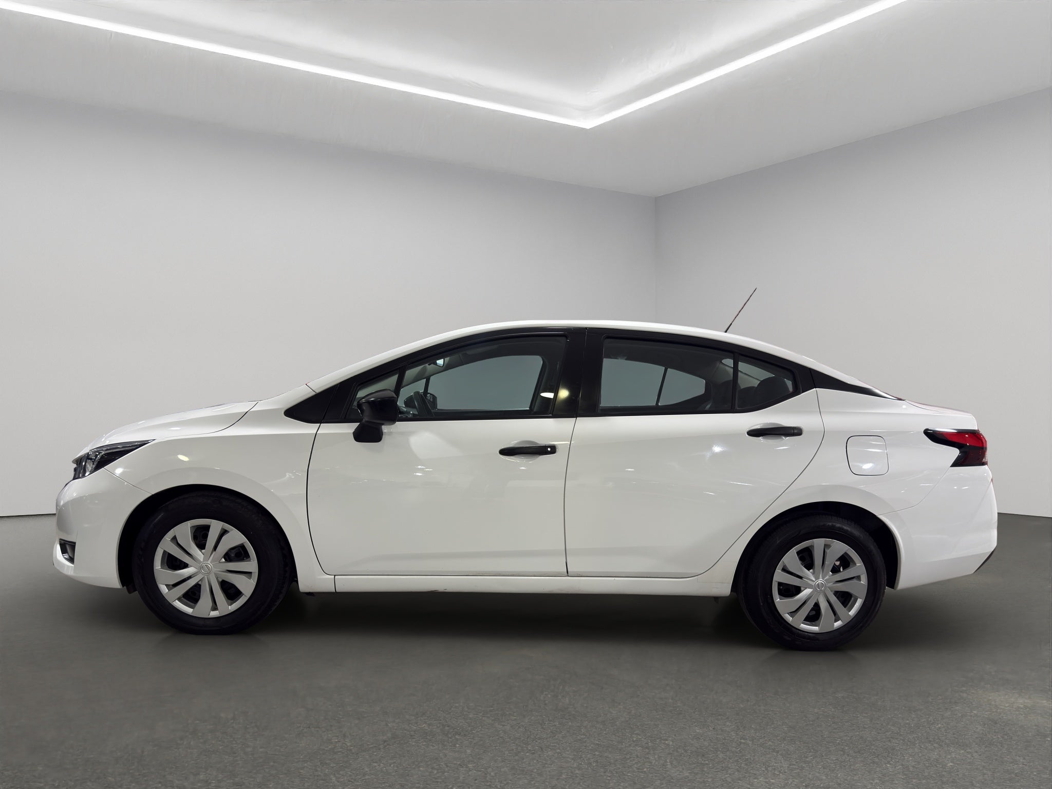2024 Nissan Versa 4 pts. Sense, TM5, a/ac., R-15