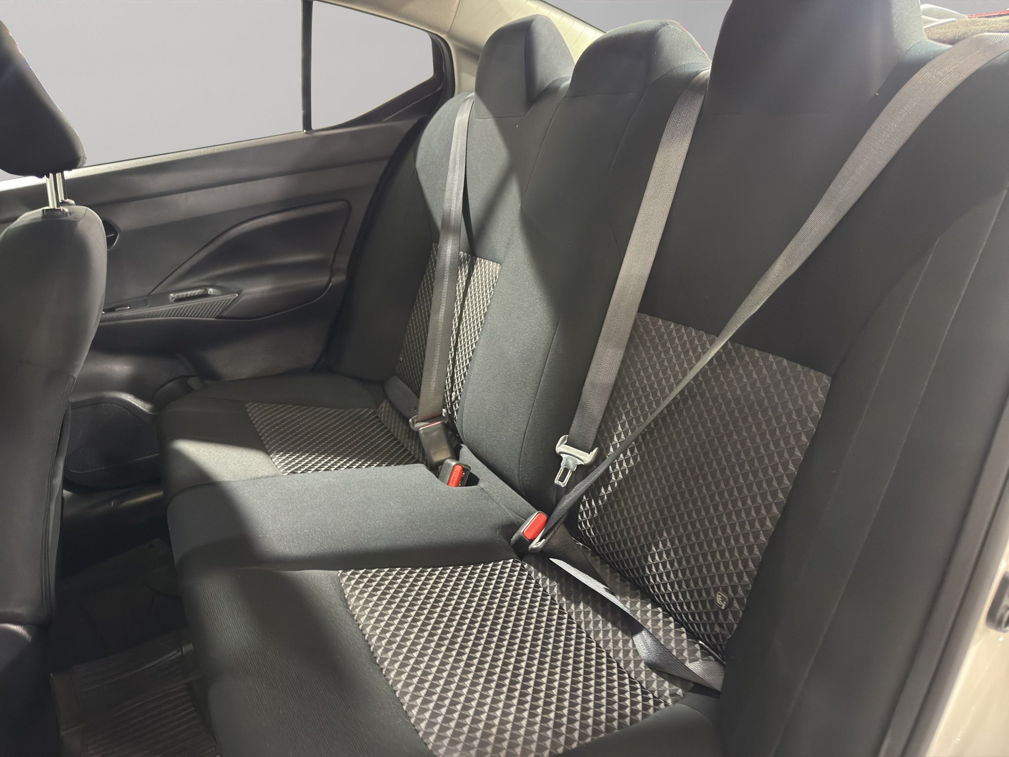 2024 Nissan Versa 4 pts. Sense, TM5, a/ac., R-15