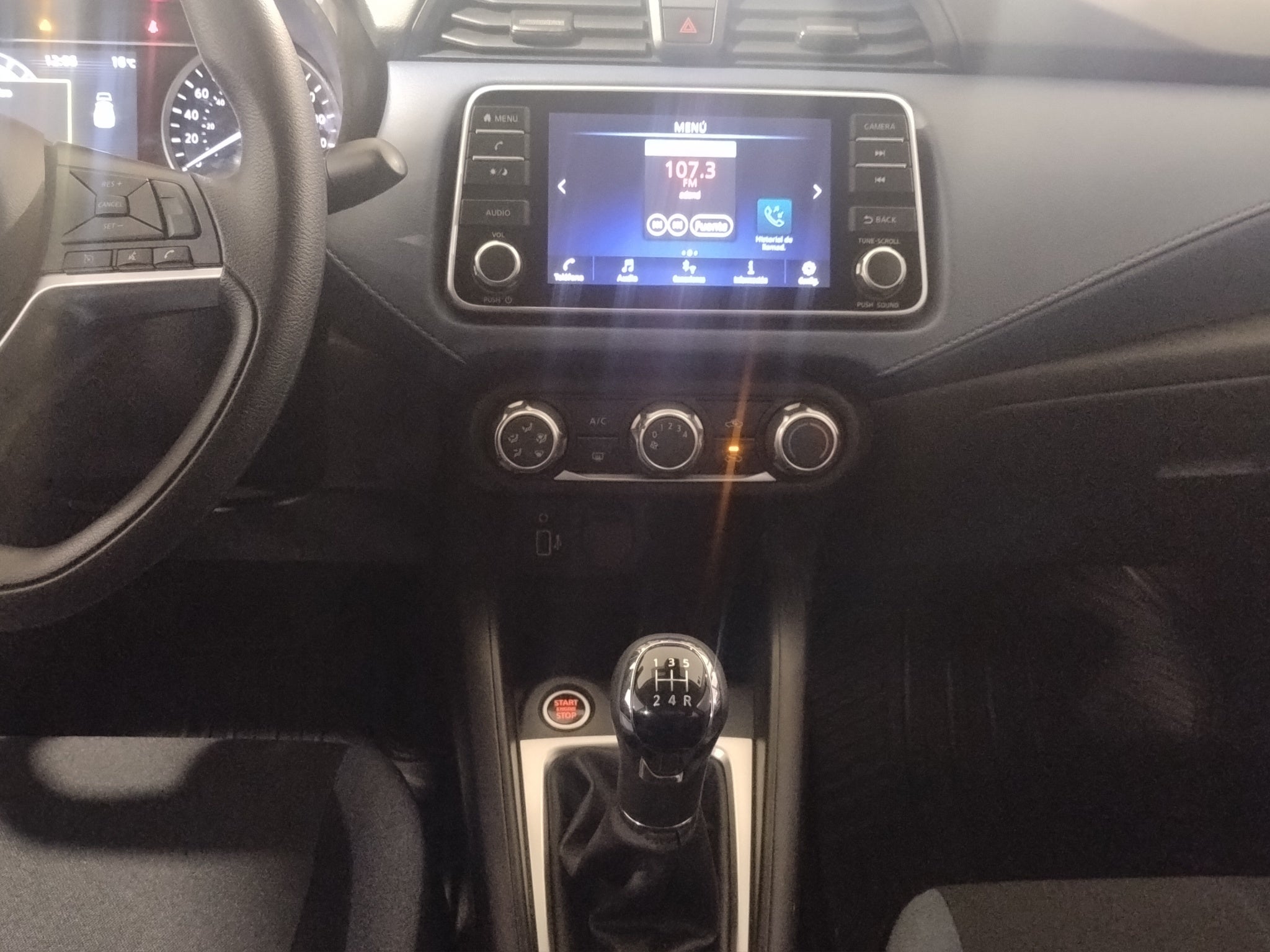 2025 Nissan Versa 4 pts. Advance, TM5, a/ac., f. niebla, RA-16