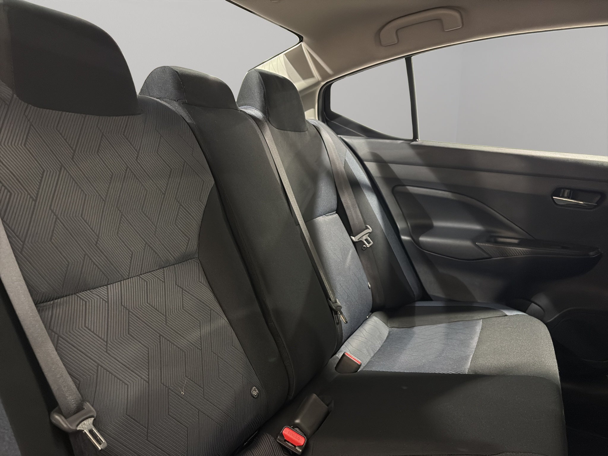 2025 Nissan Versa 4 pts. Advance, TM5, a/ac., f. niebla, RA-16