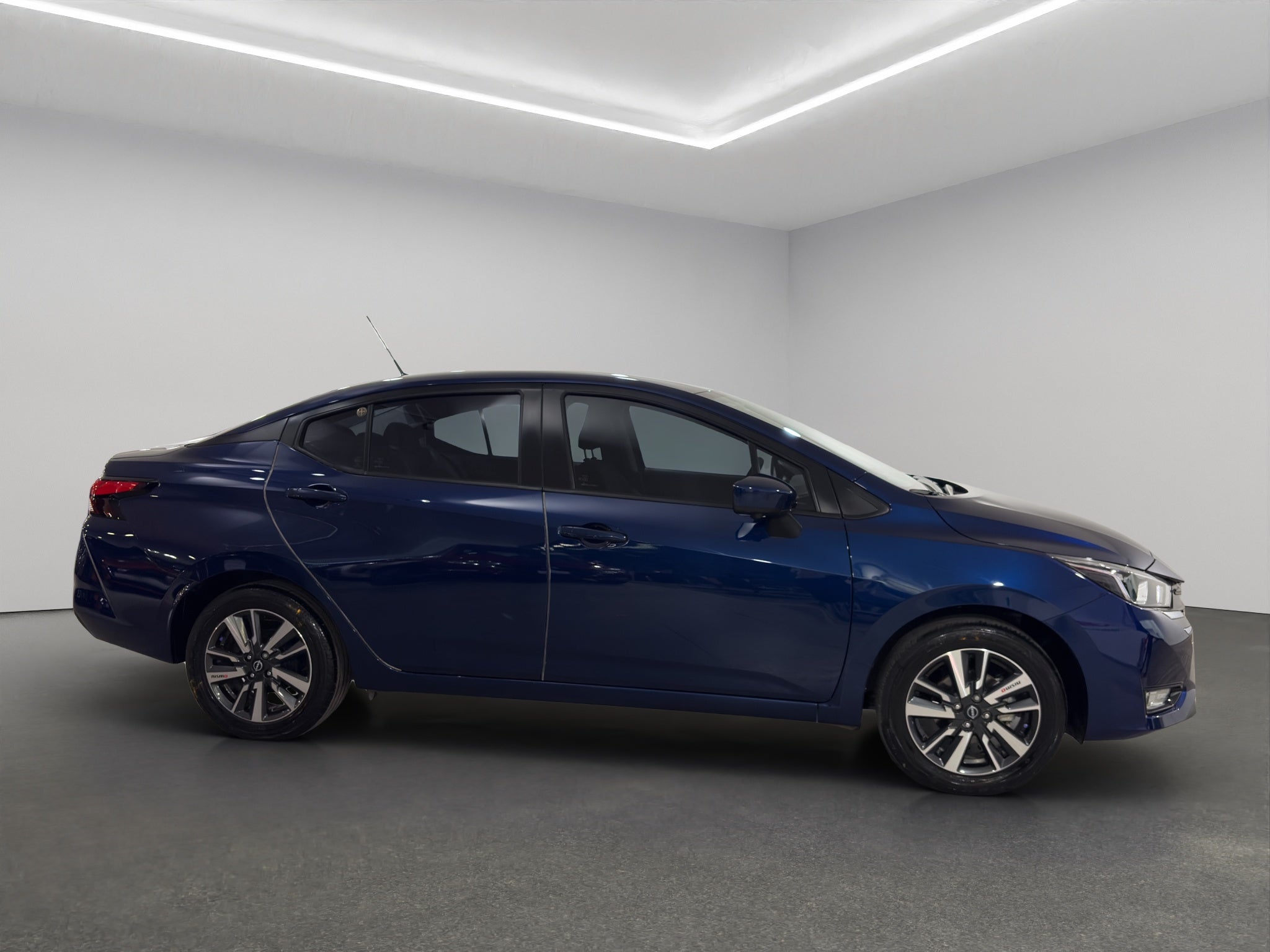 2025 Nissan Versa 4 pts. Advance, TM5, a/ac., f. niebla, RA-16