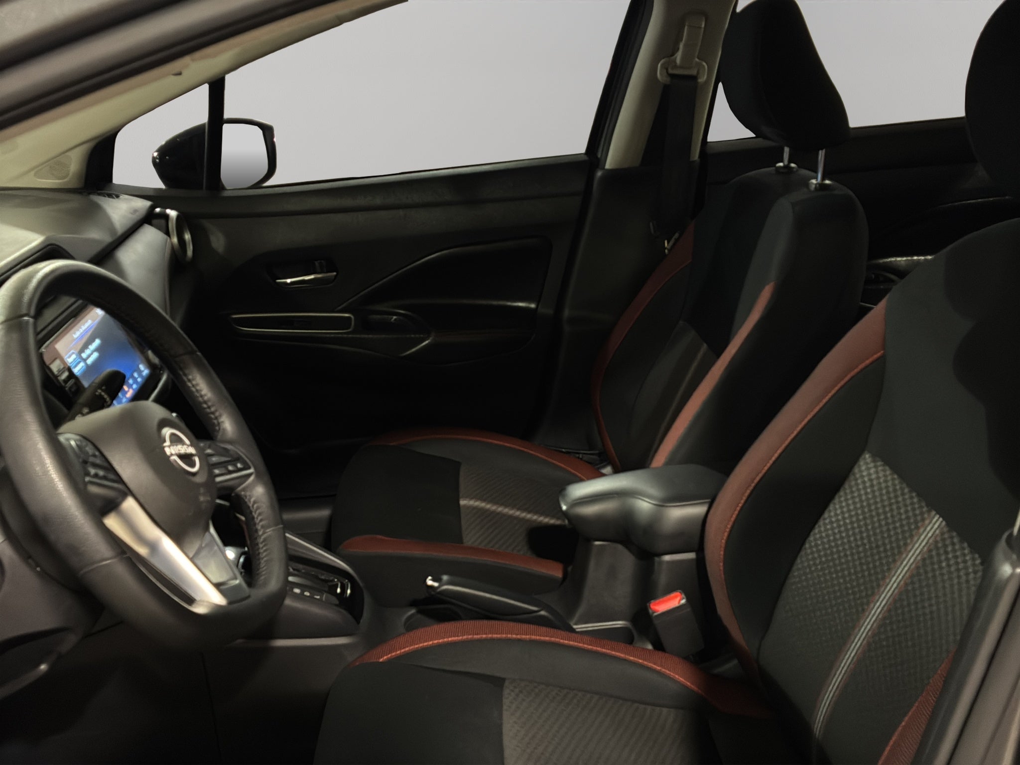 2024 Nissan Versa 4 pts. SR, CVT, a/ac. Aut., f. niebla, f. led, spoiler, RA-17