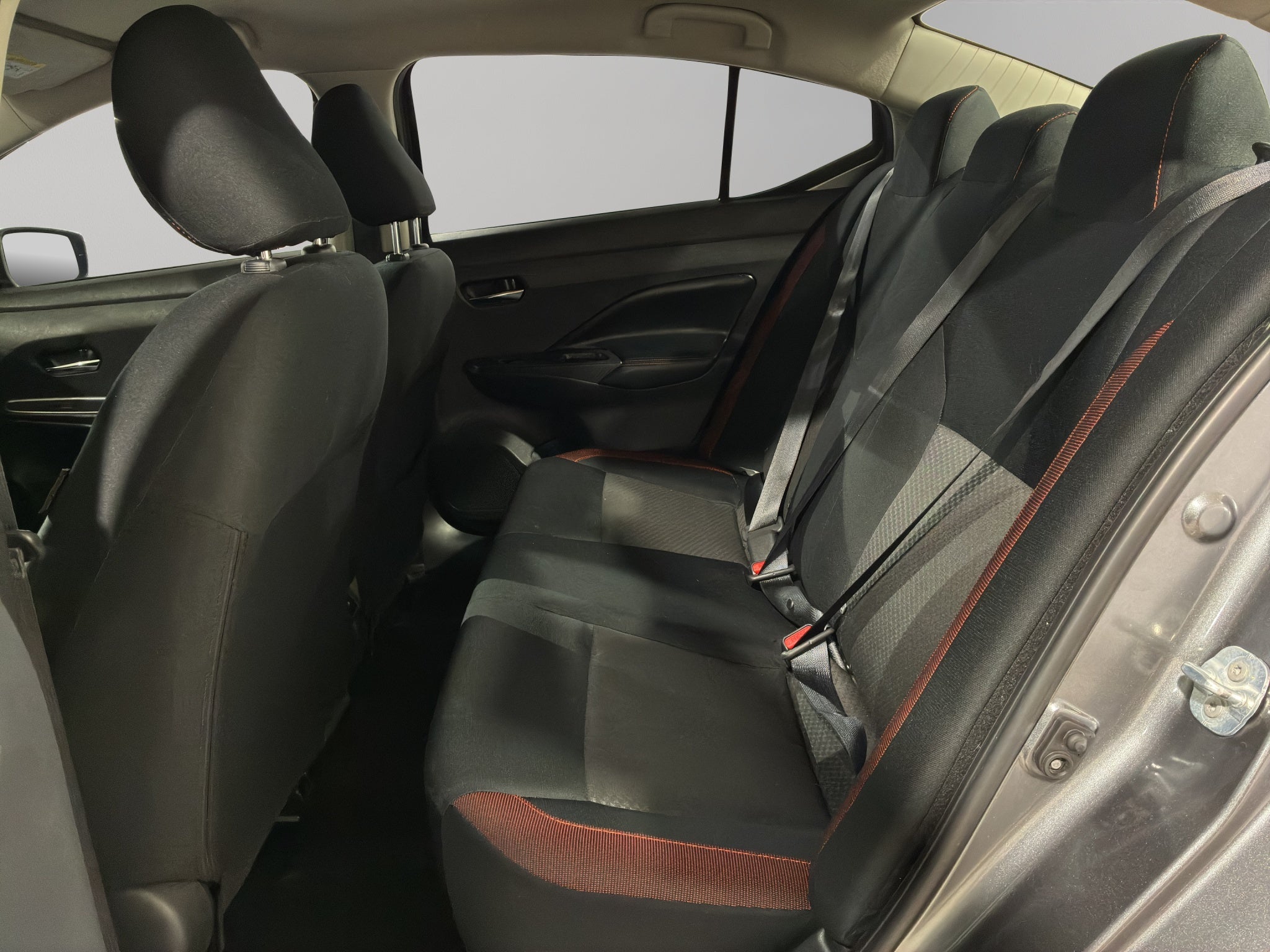 2024 Nissan Versa 4 pts. SR, CVT, a/ac. Aut., f. niebla, f. led, spoiler, RA-17