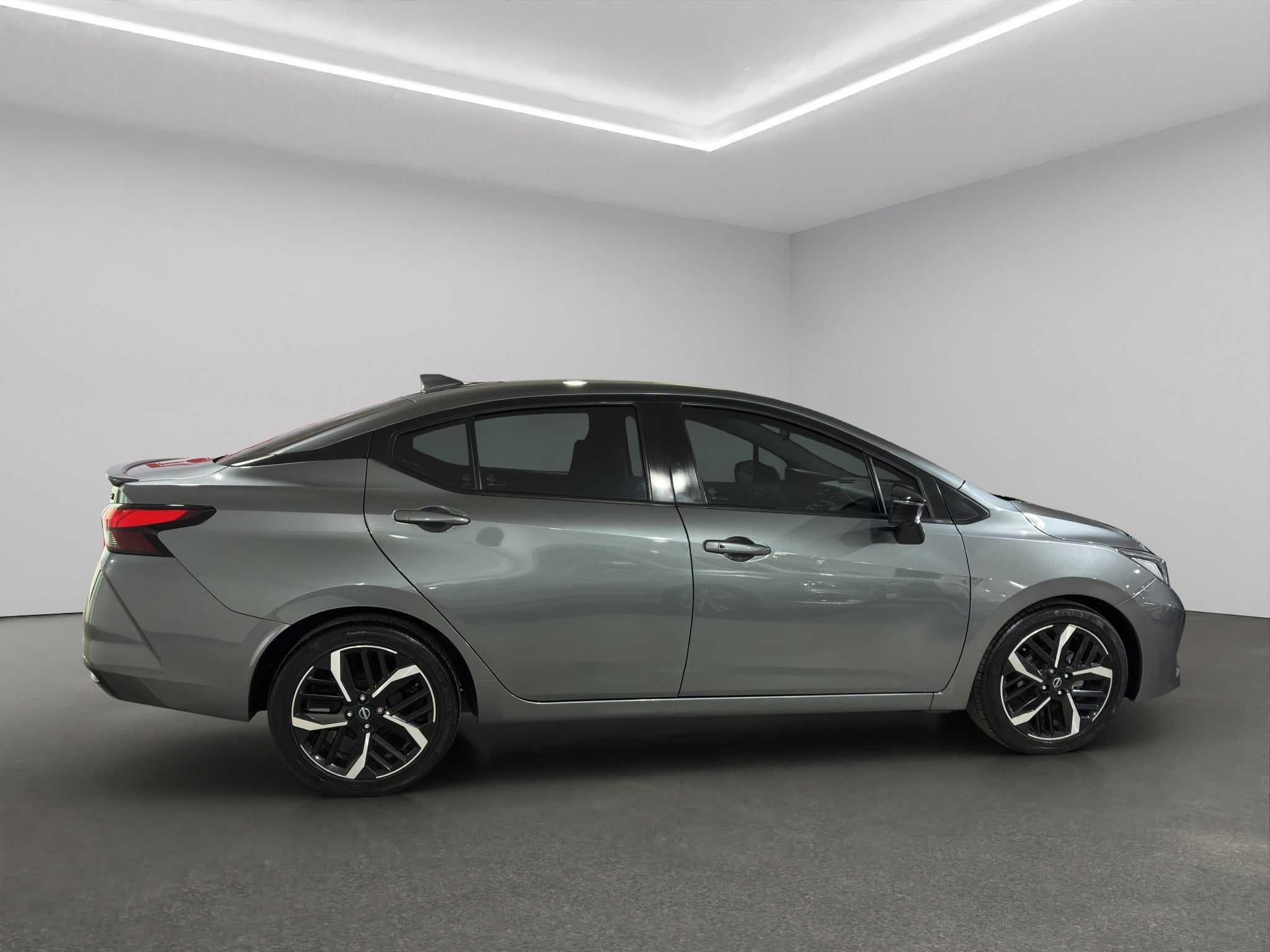 2024 Nissan Versa 4 pts. SR, CVT, a/ac. Aut., f. niebla, f. led, spoiler, RA-17