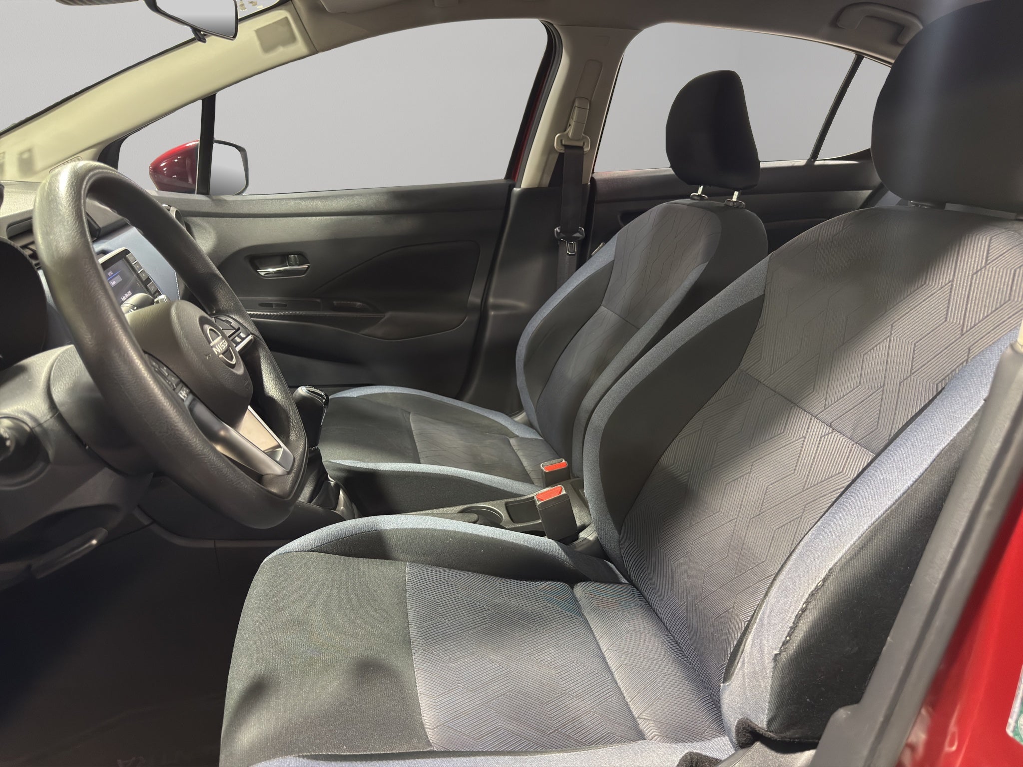 2024 Nissan Versa 4 pts. Advance, TM5, a/ac., f. niebla, RA-16