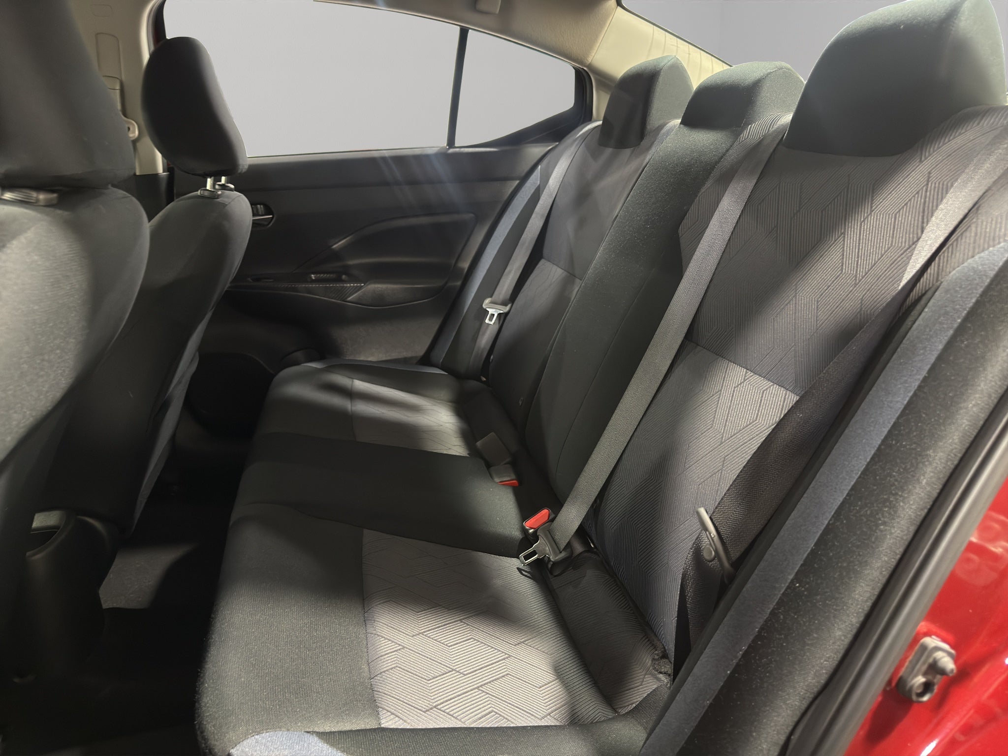 2024 Nissan Versa 4 pts. Advance, TM5, a/ac., f. niebla, RA-16