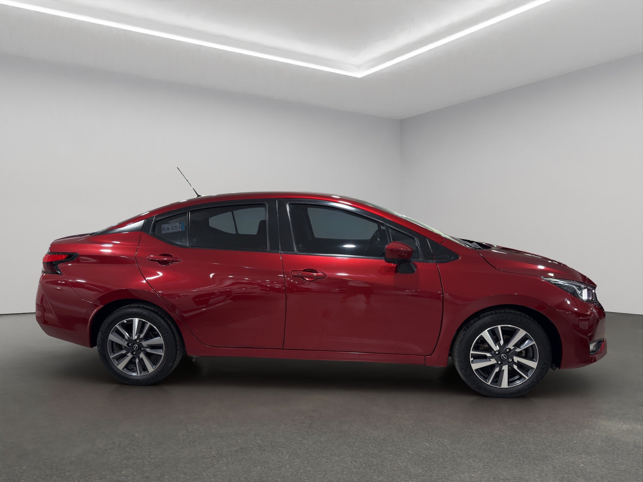 2024 Nissan Versa 4 pts. Advance, TM5, a/ac., f. niebla, RA-16
