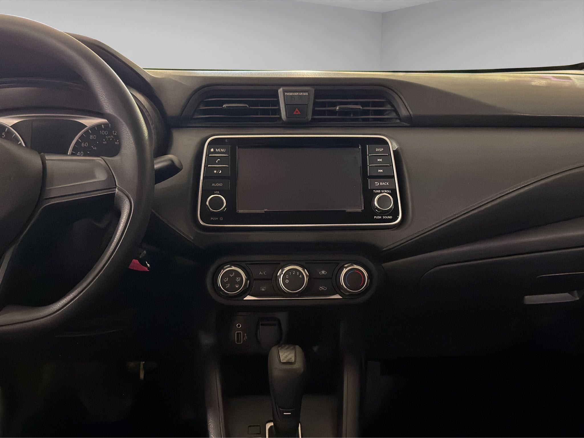 2025 Nissan Versa 4 pts. Sense, TM5, a/ac., R-15 (línea anterior)