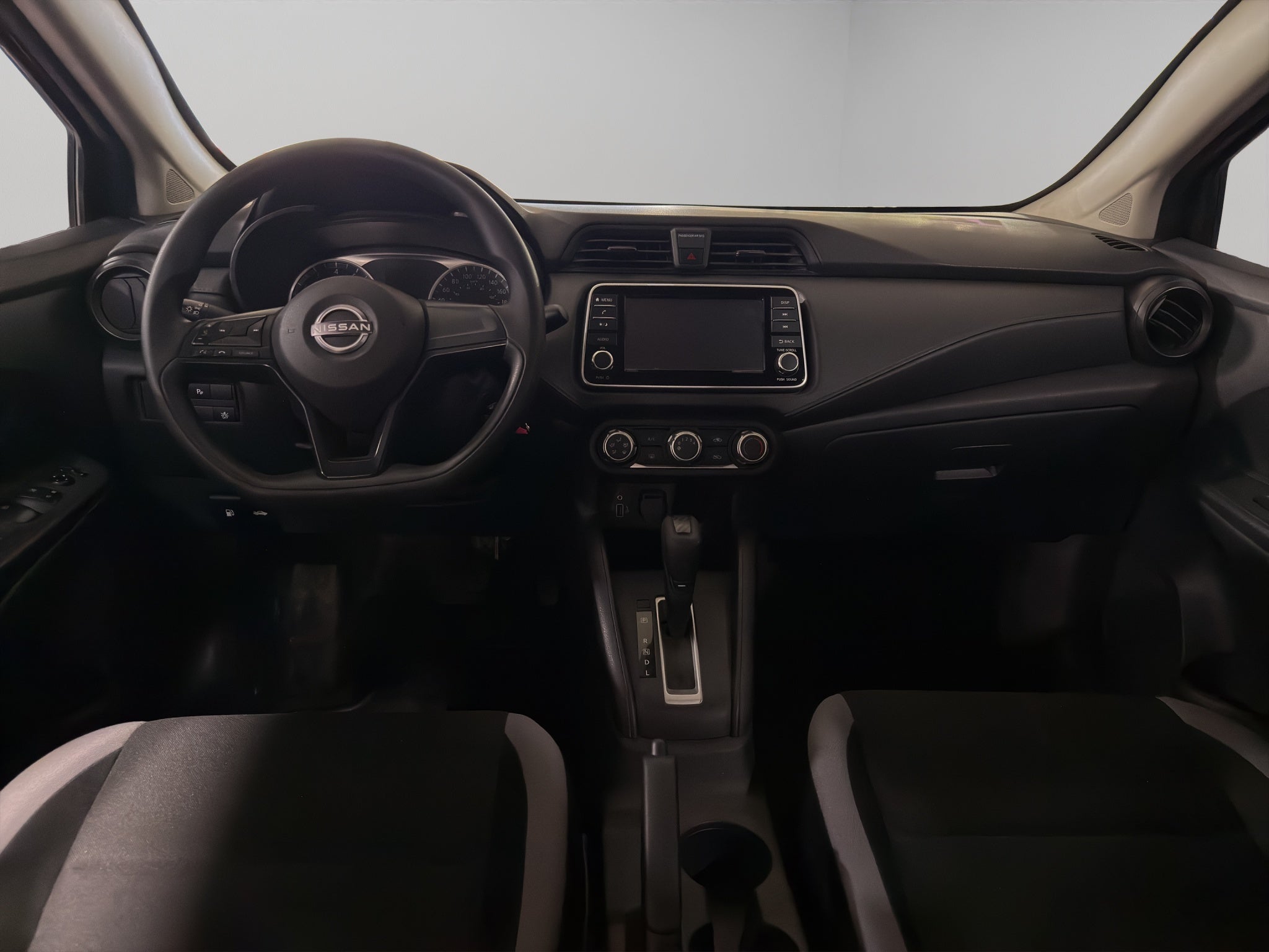 2025 Nissan Versa 4 pts. Sense, TM5, a/ac., R-15 (línea anterior)