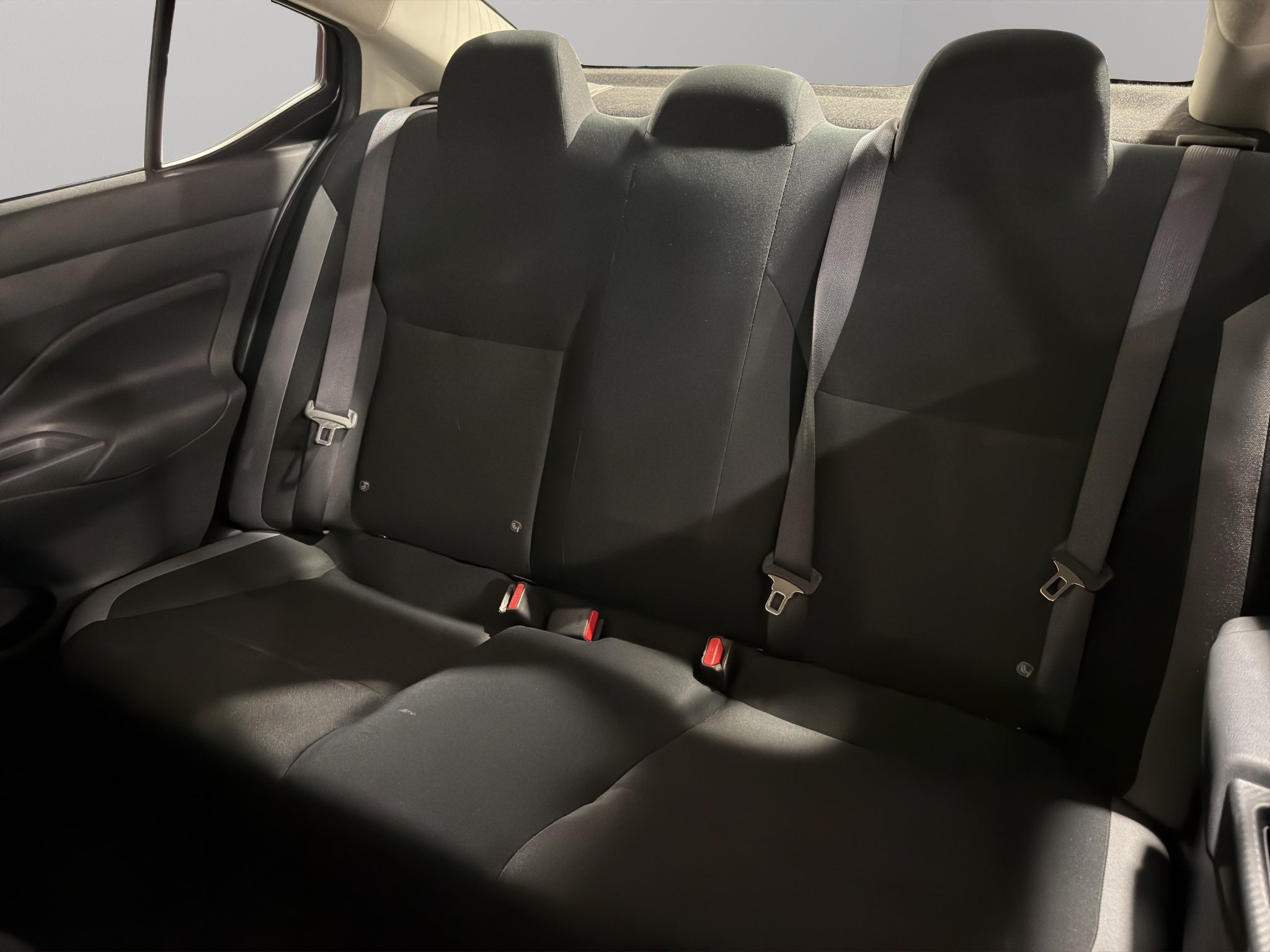 2025 Nissan Versa 4 pts. Sense, TM5, a/ac., R-15 (línea anterior)