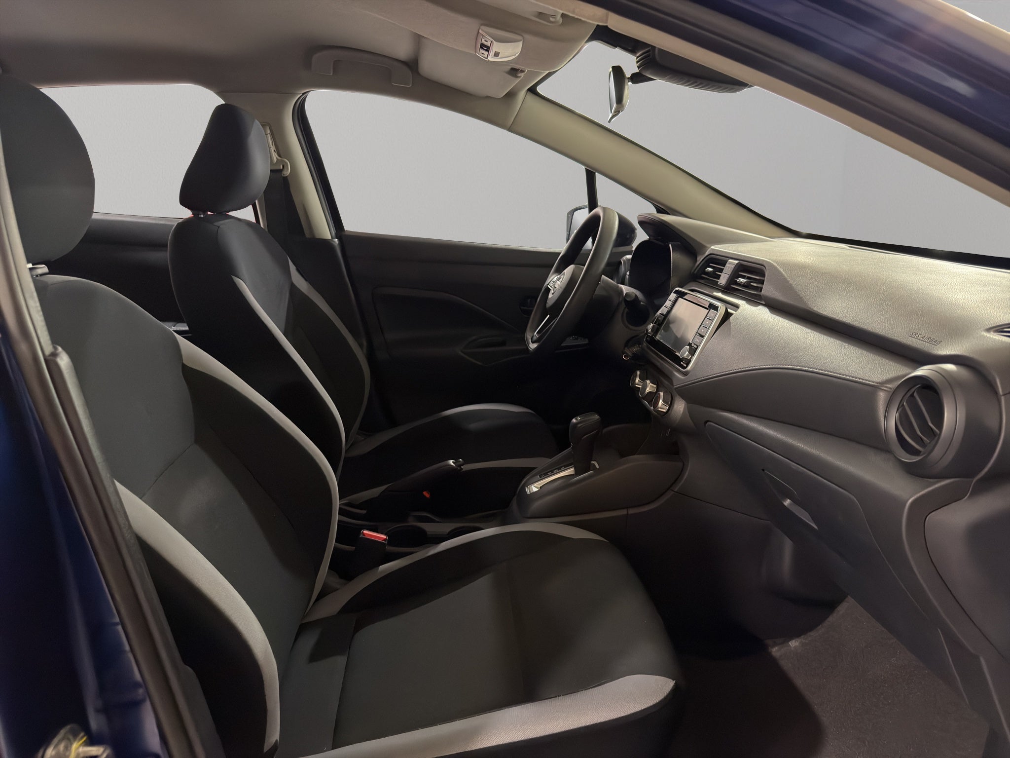 2025 Nissan Versa 4 pts. Sense, TM5, a/ac., R-15 (línea anterior)