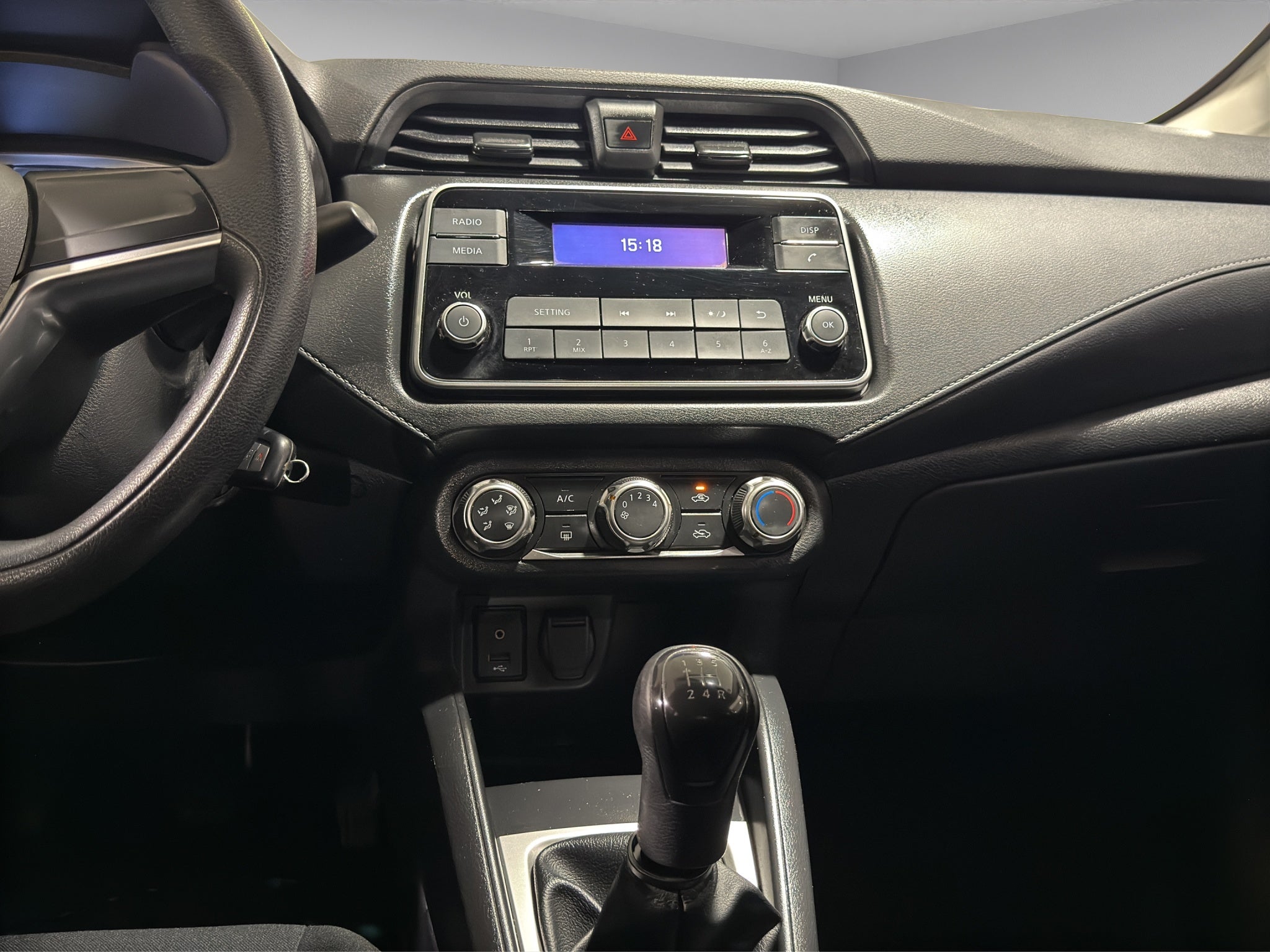 2022 Nissan Versa 4 pts. Sense, TM5, a/ac., VE, R-15 (línea anterior)