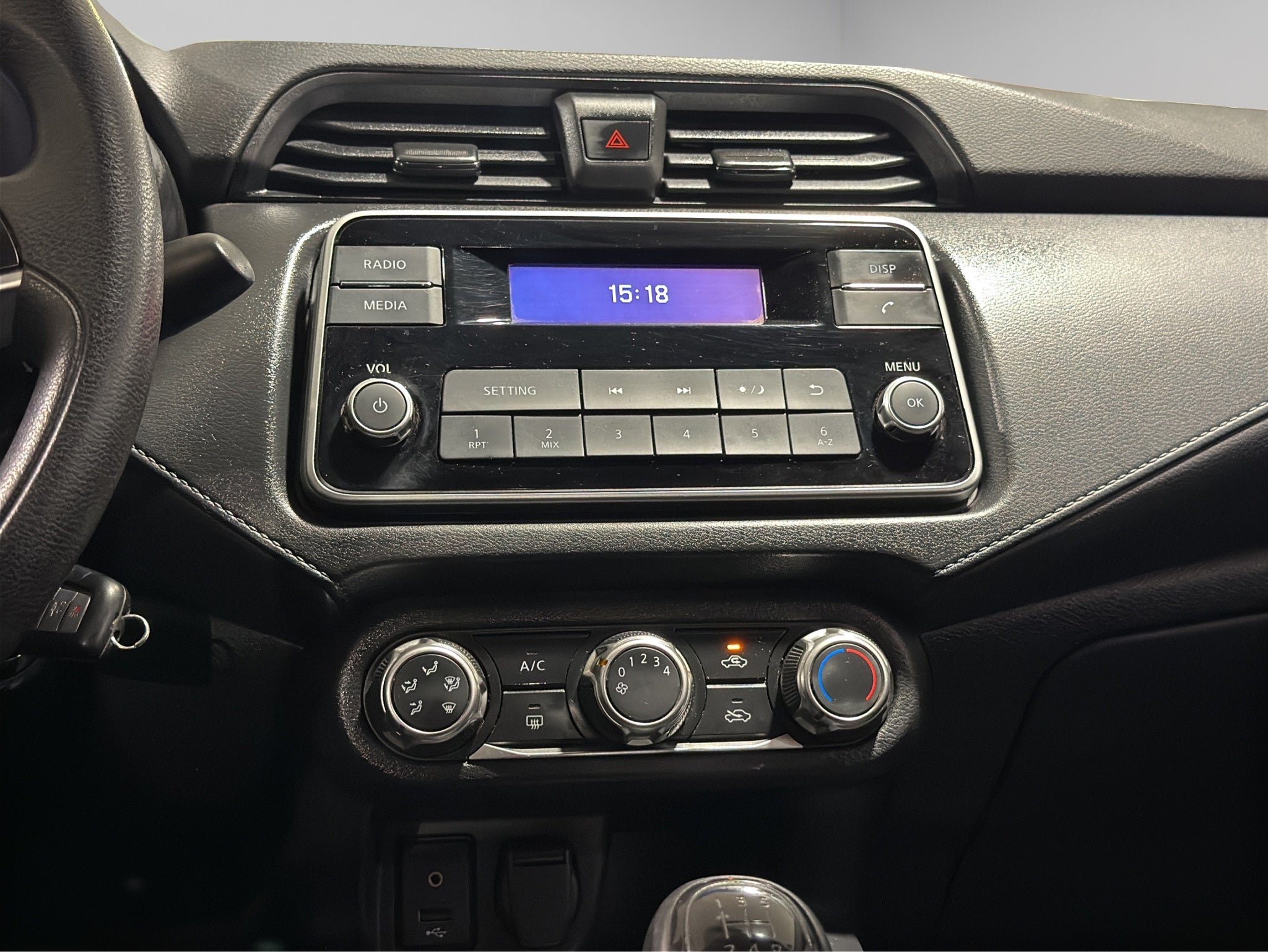 2022 Nissan Versa 4 pts. Sense, TM5, a/ac., VE, R-15 (línea anterior)
