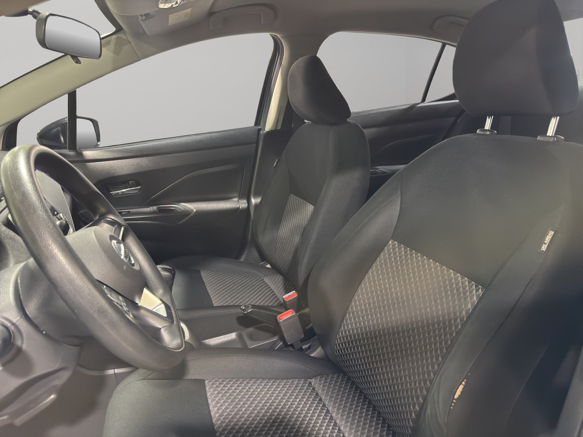 2022 Nissan Versa 4 pts. Sense, TM5, a/ac., VE, R-15 (línea anterior)