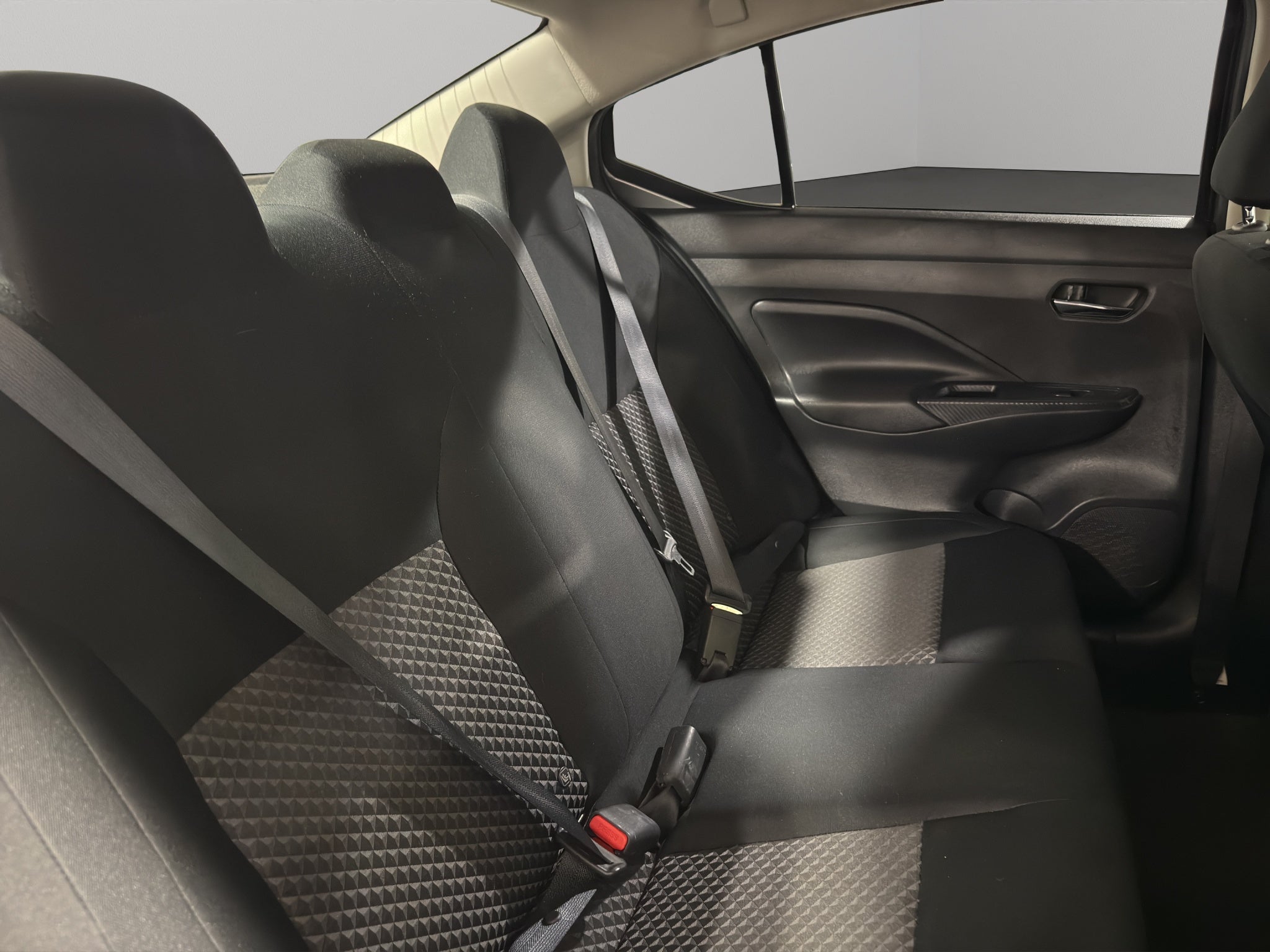 2022 Nissan Versa 4 pts. Sense, TM5, a/ac., VE, R-15 (línea anterior)