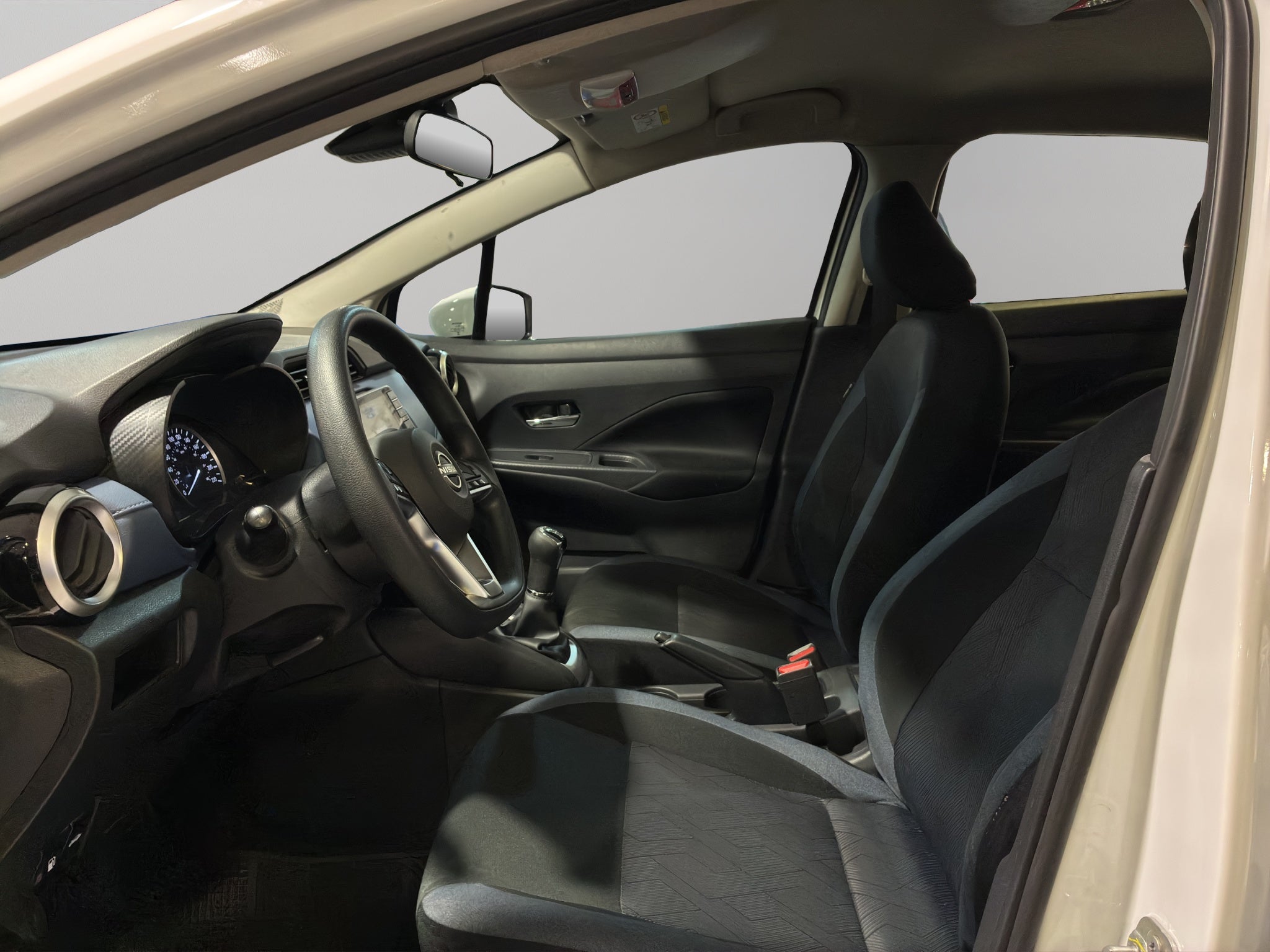 2024 Nissan Versa 4 pts. Advance, TM5, a/ac., f. niebla, RA-16