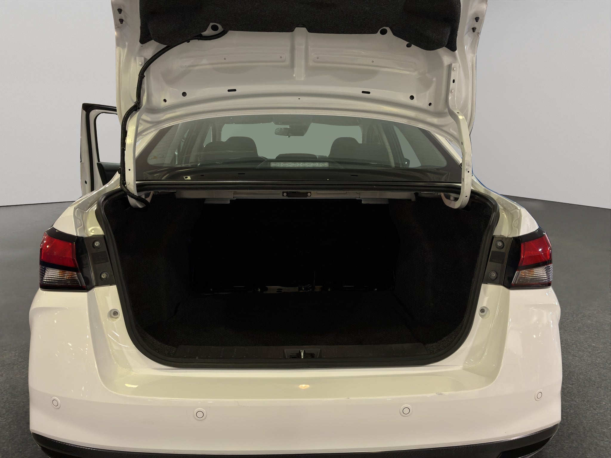 2024 Nissan Versa 4 pts. Advance, TM5, a/ac., f. niebla, RA-16