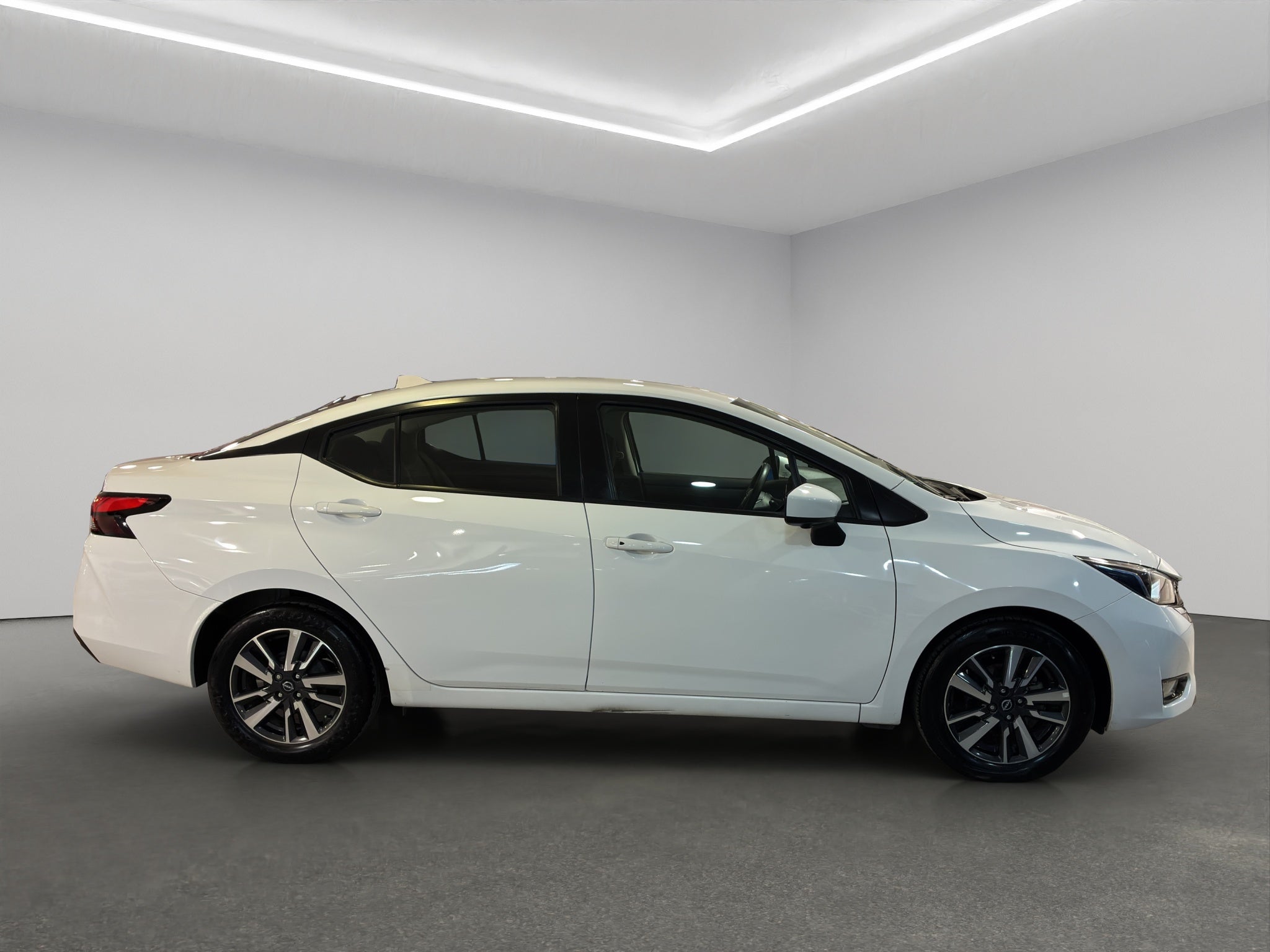 2024 Nissan Versa 4 pts. Advance, TM5, a/ac., f. niebla, RA-16