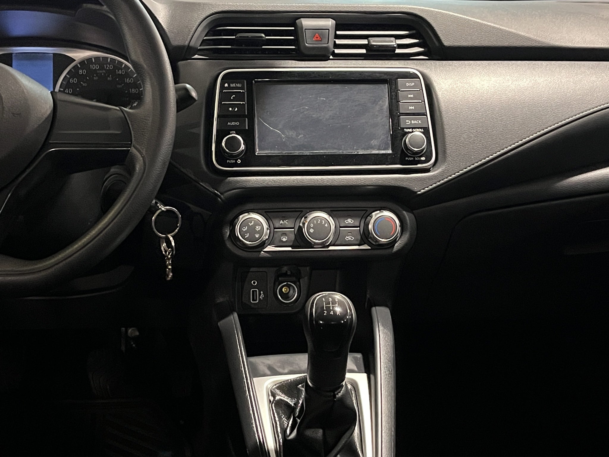 2024 Nissan Versa 4 pts. Sense, TM5, a/ac., R-15