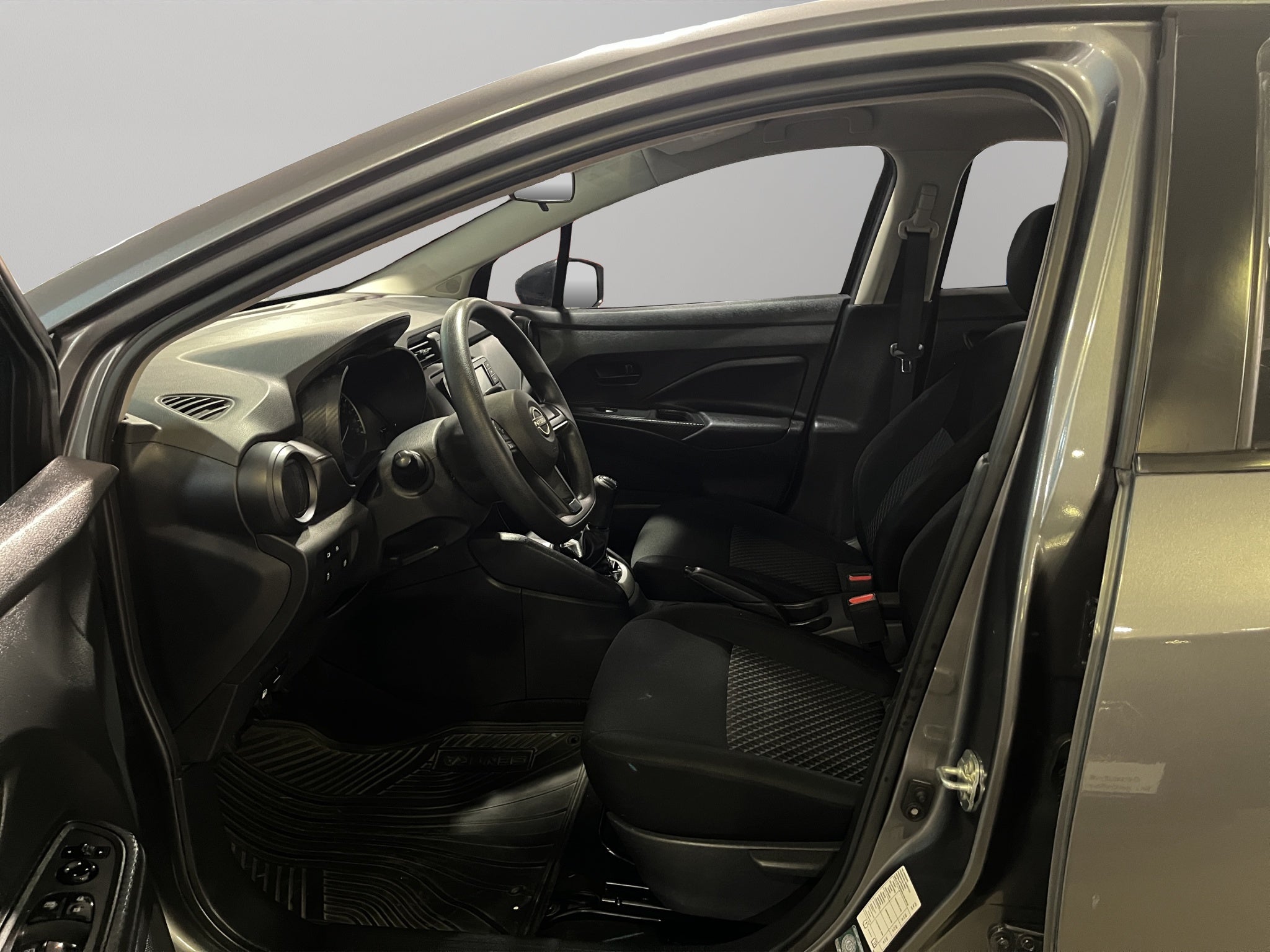2024 Nissan Versa 4 pts. Sense, TM5, a/ac., R-15