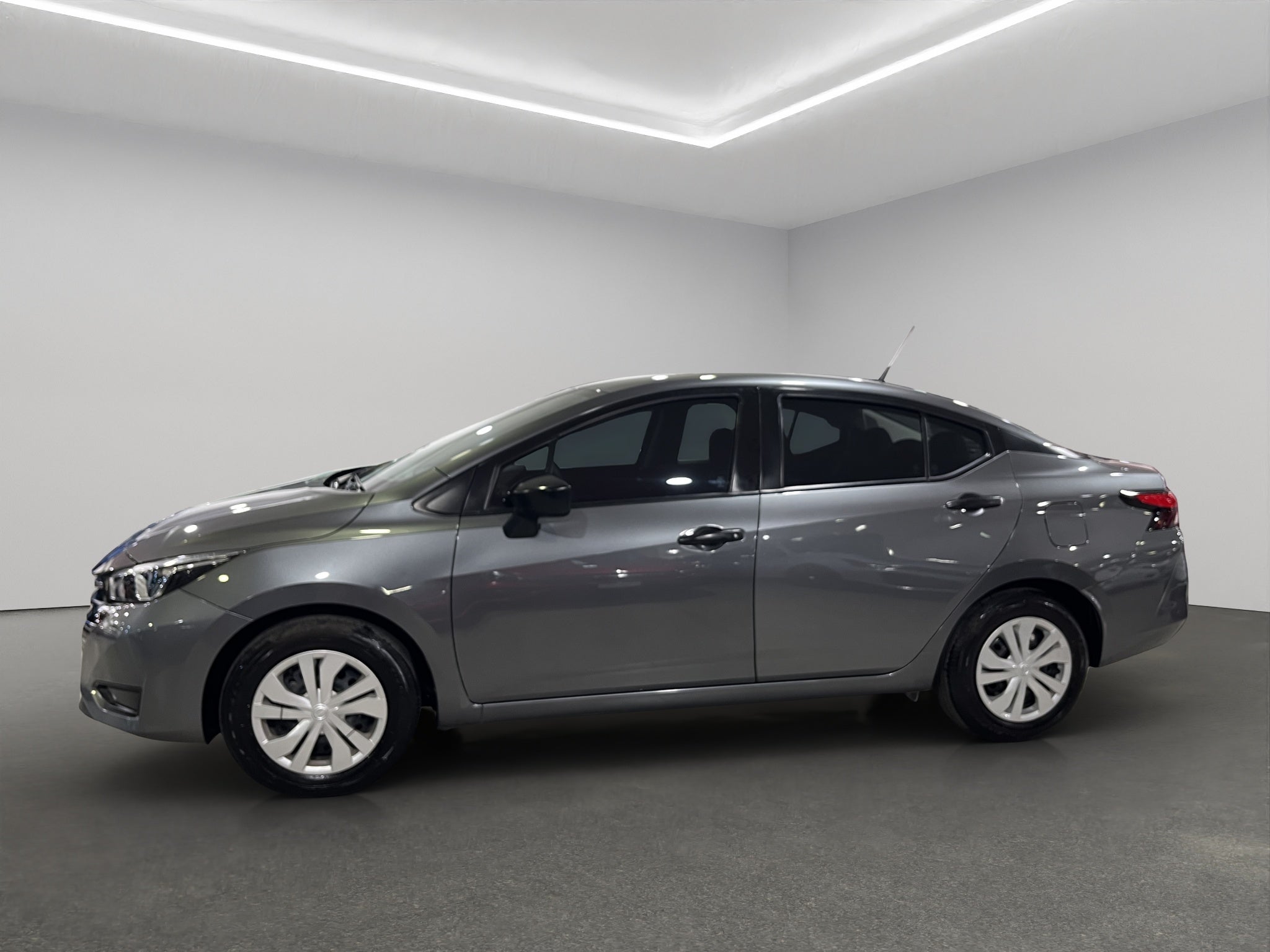 2024 Nissan Versa 4 pts. Sense, TM5, a/ac., R-15