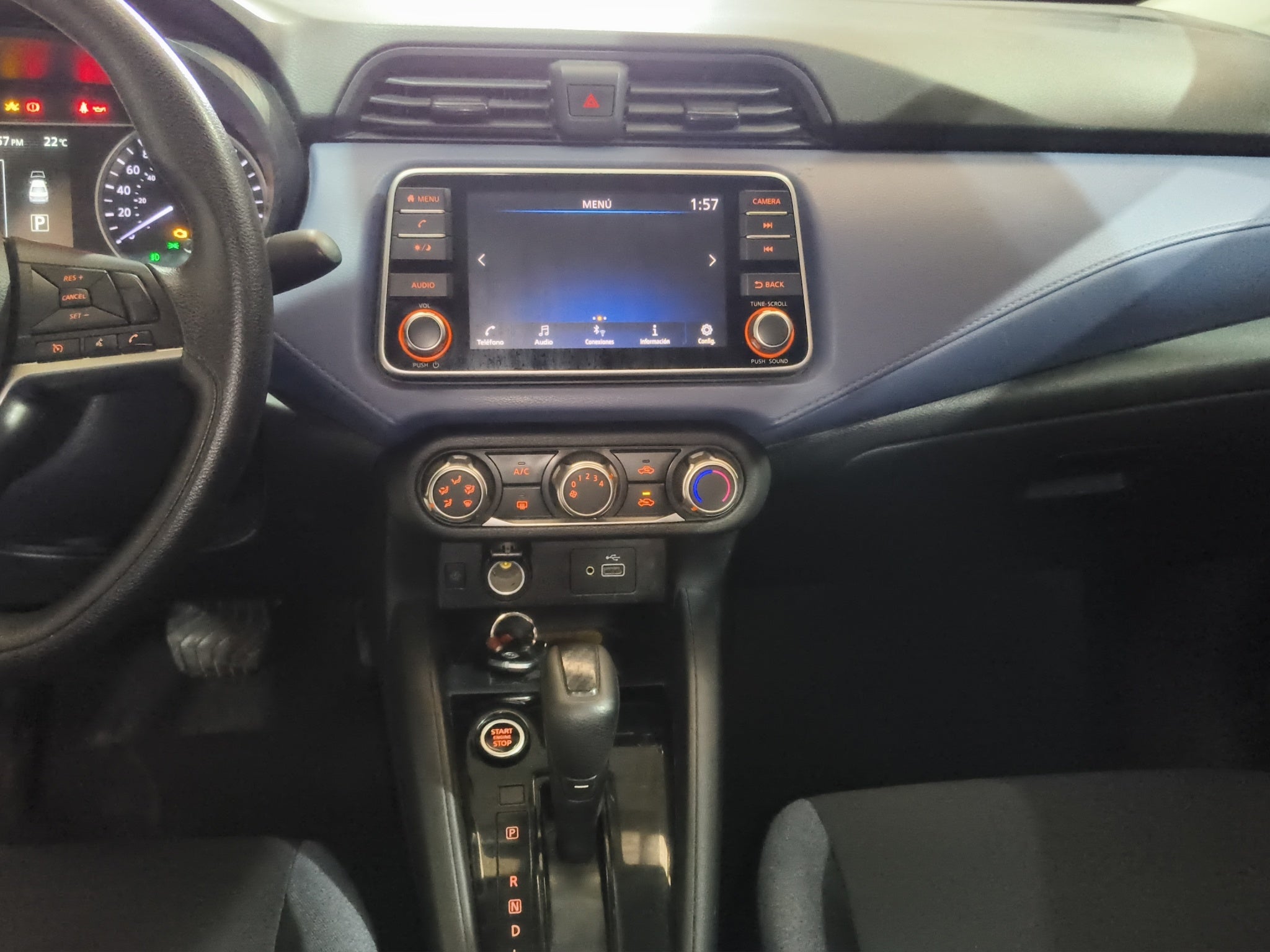 2023 Nissan Versa 4 pts. Advance, TM5, a/ac., f. niebla, RA-16 (cambio de línea)