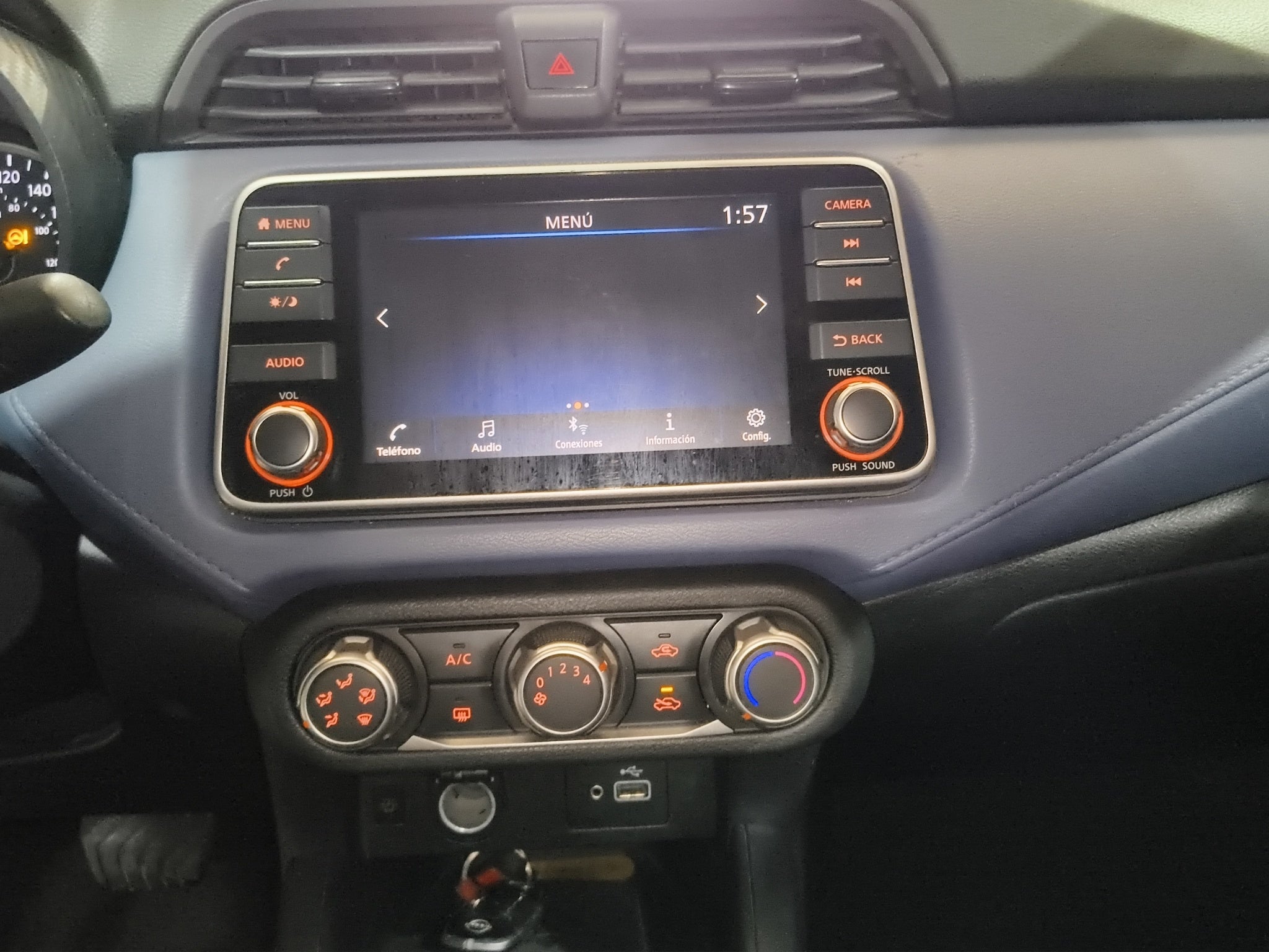2023 Nissan Versa 4 pts. Advance, TM5, a/ac., f. niebla, RA-16 (cambio de línea)