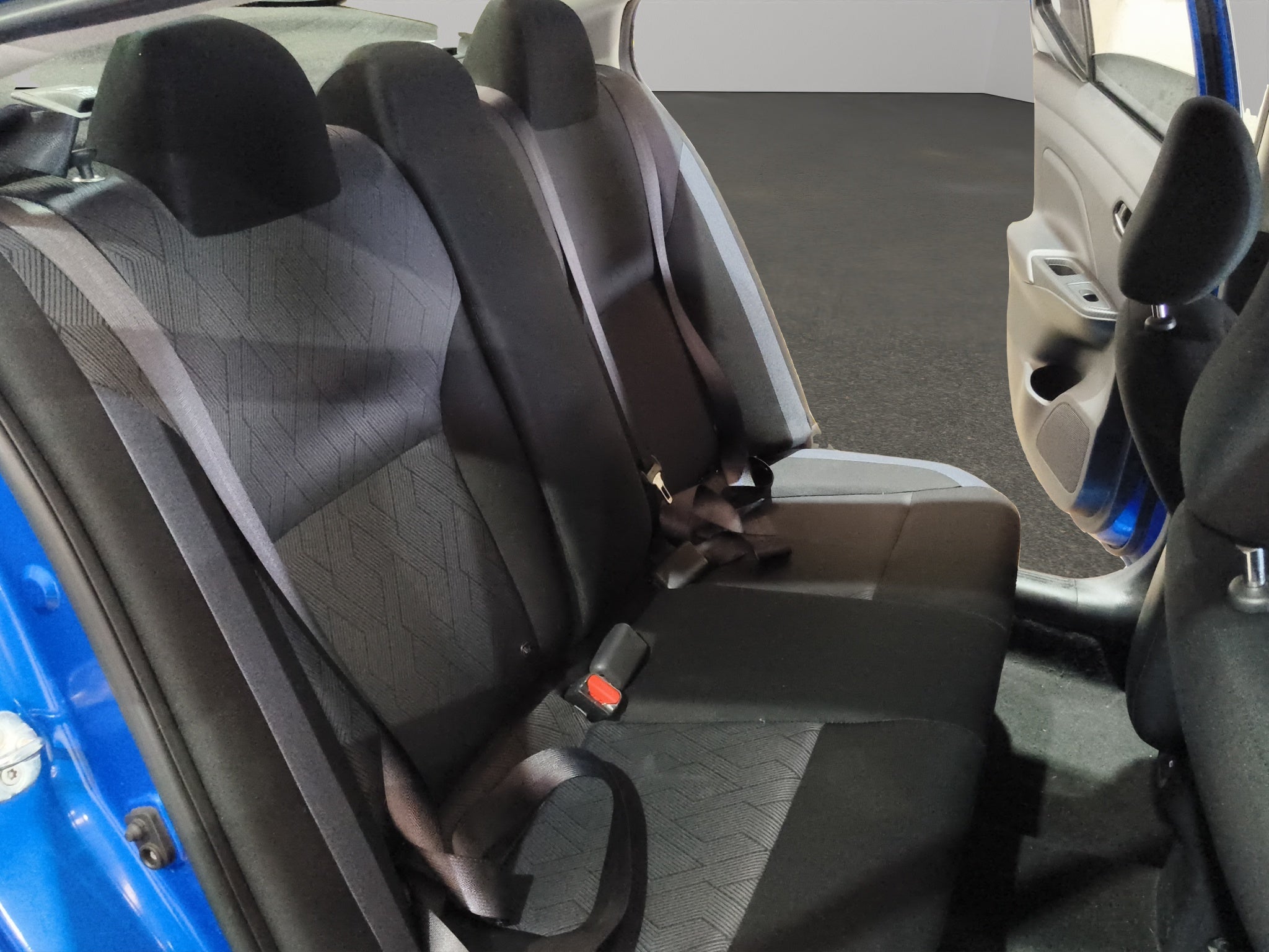 2023 Nissan Versa 4 pts. Advance, TM5, a/ac., f. niebla, RA-16 (cambio de línea)
