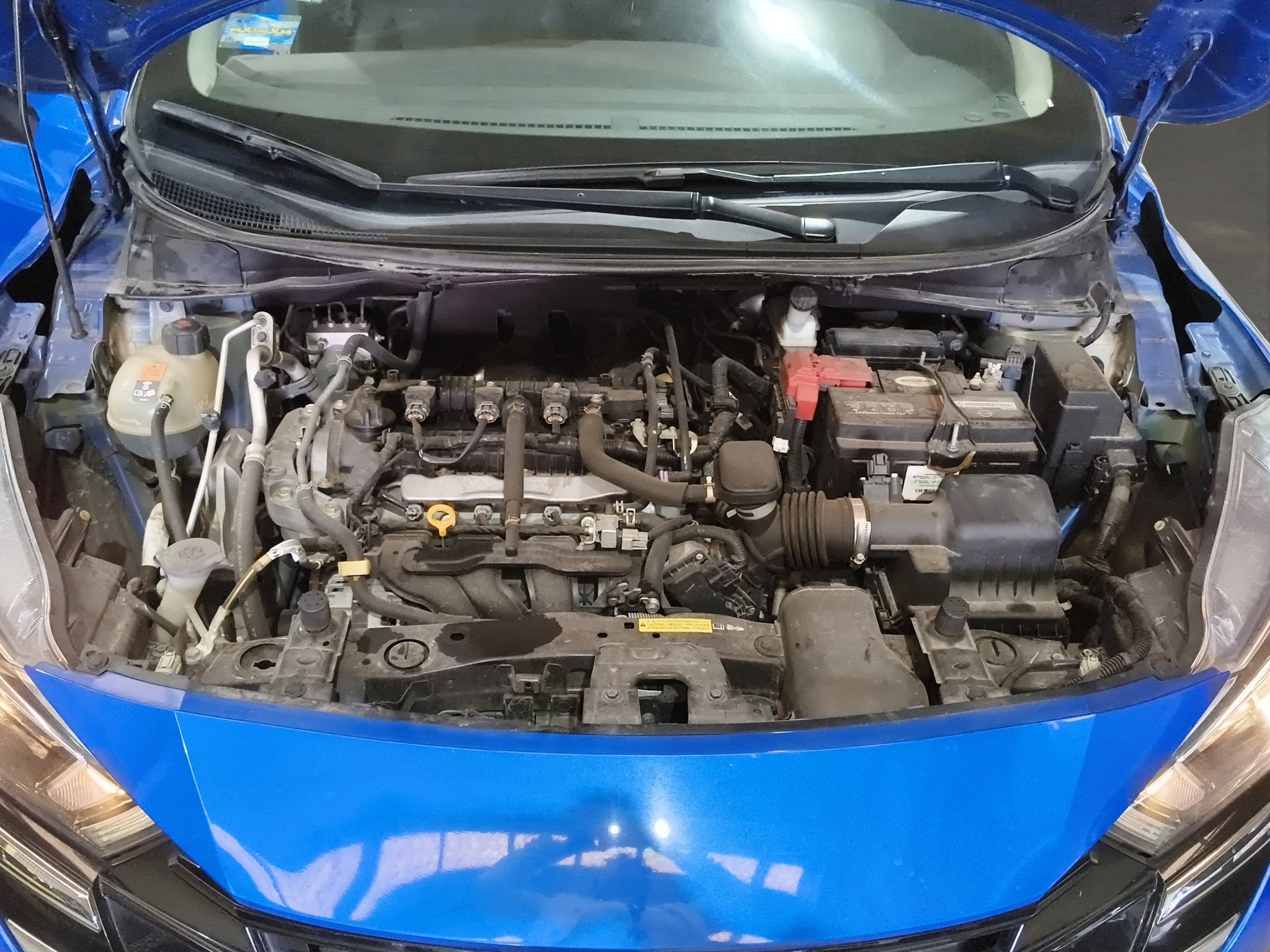 2023 Nissan Versa 4 pts. Advance, TM5, a/ac., f. niebla, RA-16 (cambio de línea)