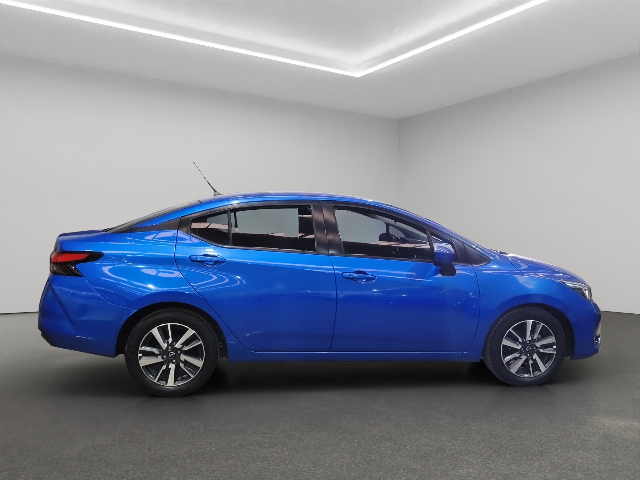 2023 Nissan Versa 4 pts. Advance, TM5, a/ac., f. niebla, RA-16 (cambio de línea)