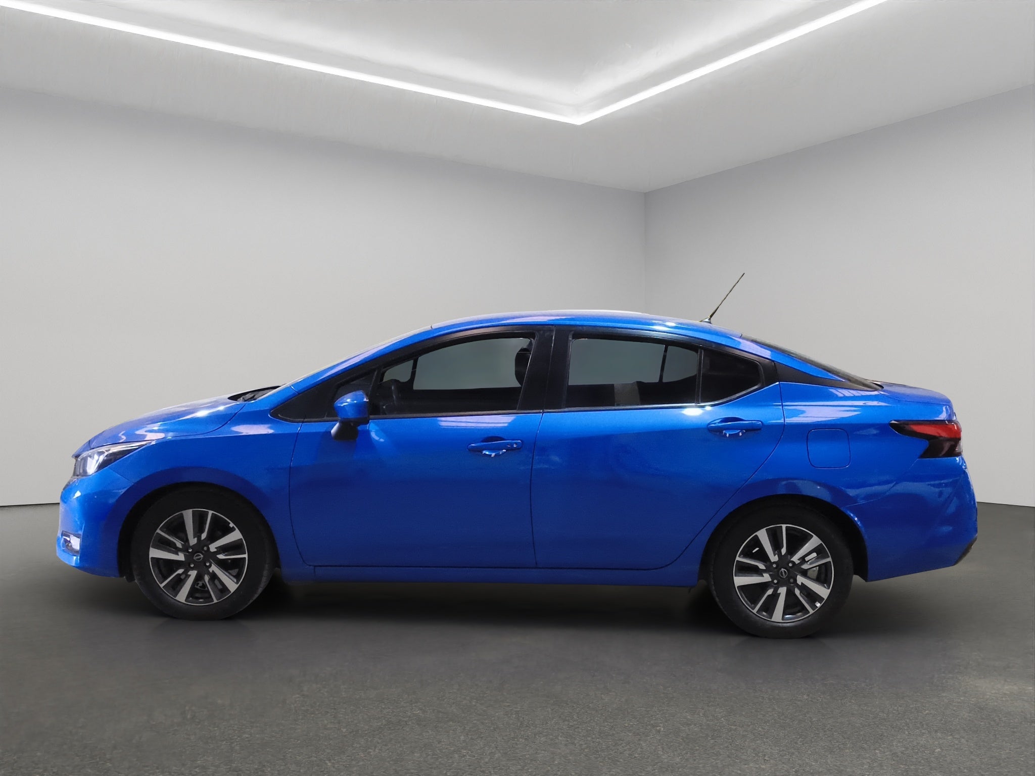 2023 Nissan Versa 4 pts. Advance, TM5, a/ac., f. niebla, RA-16 (cambio de línea)
